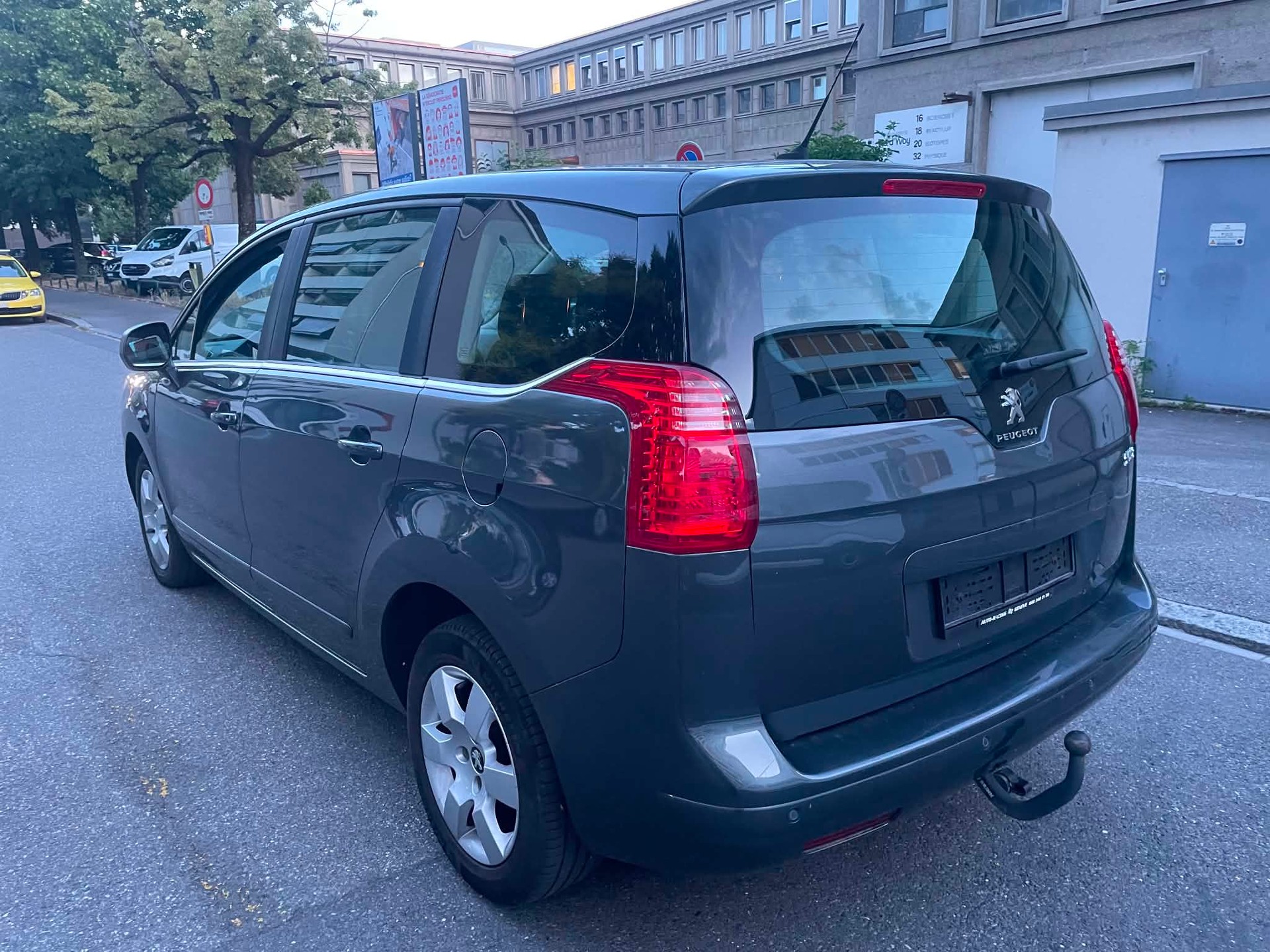 PEUGEOT 5008 1.6 16V T Allure-image-2