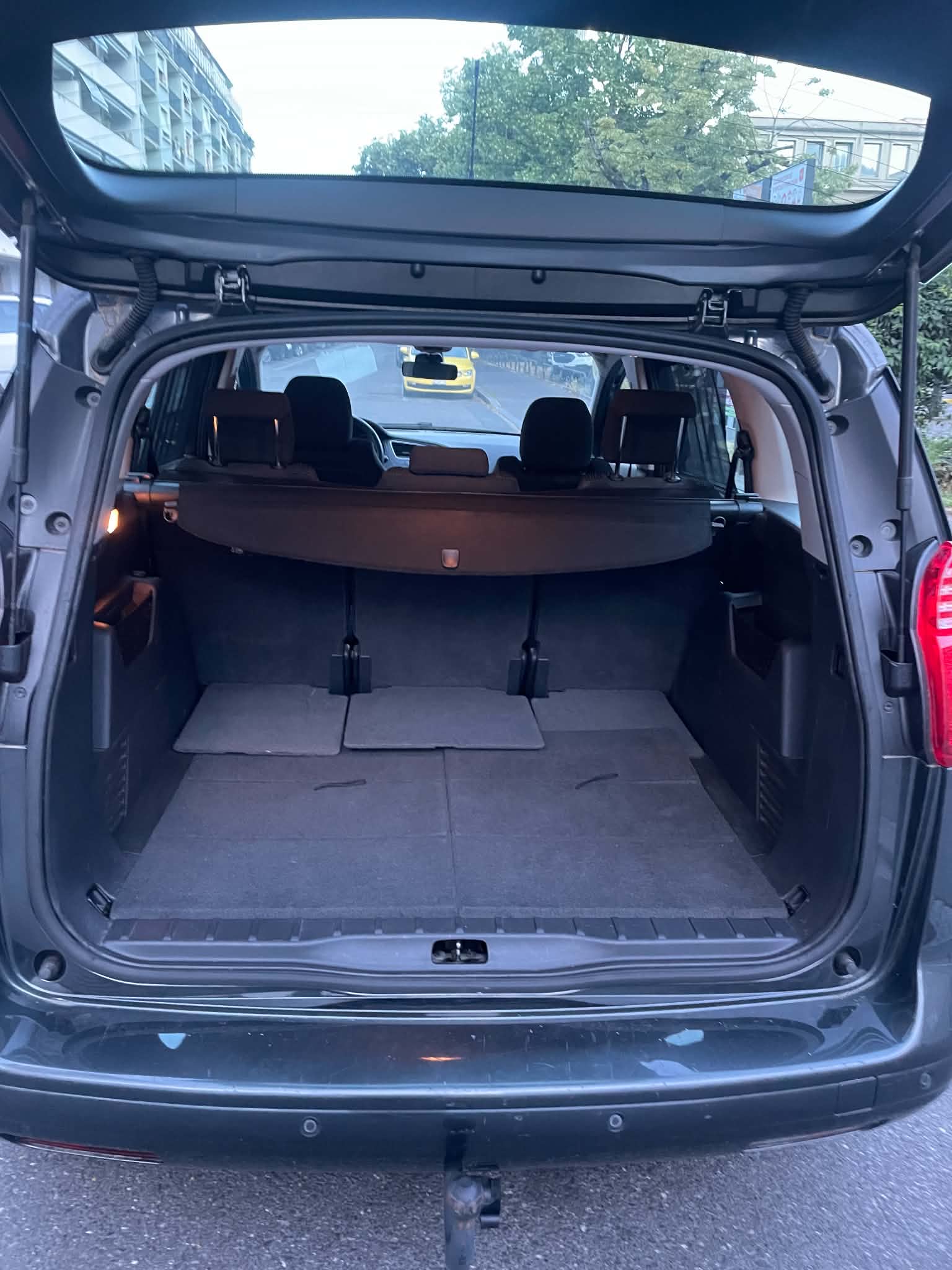 PEUGEOT 5008 1.6 16V T Allure-image-5