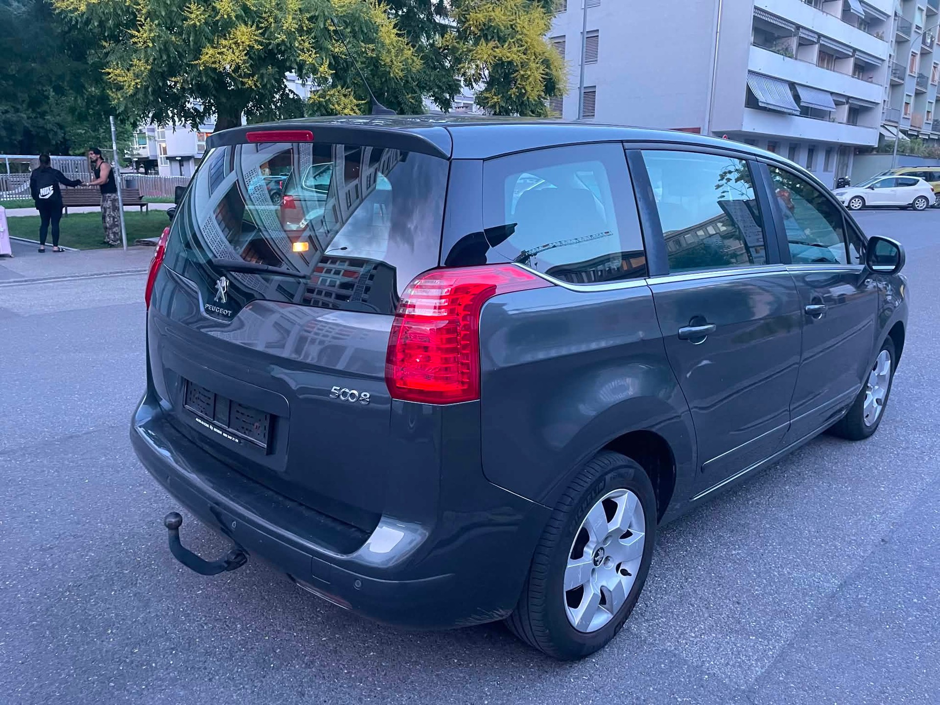 PEUGEOT 5008 1.6 16V T Allure-image-3