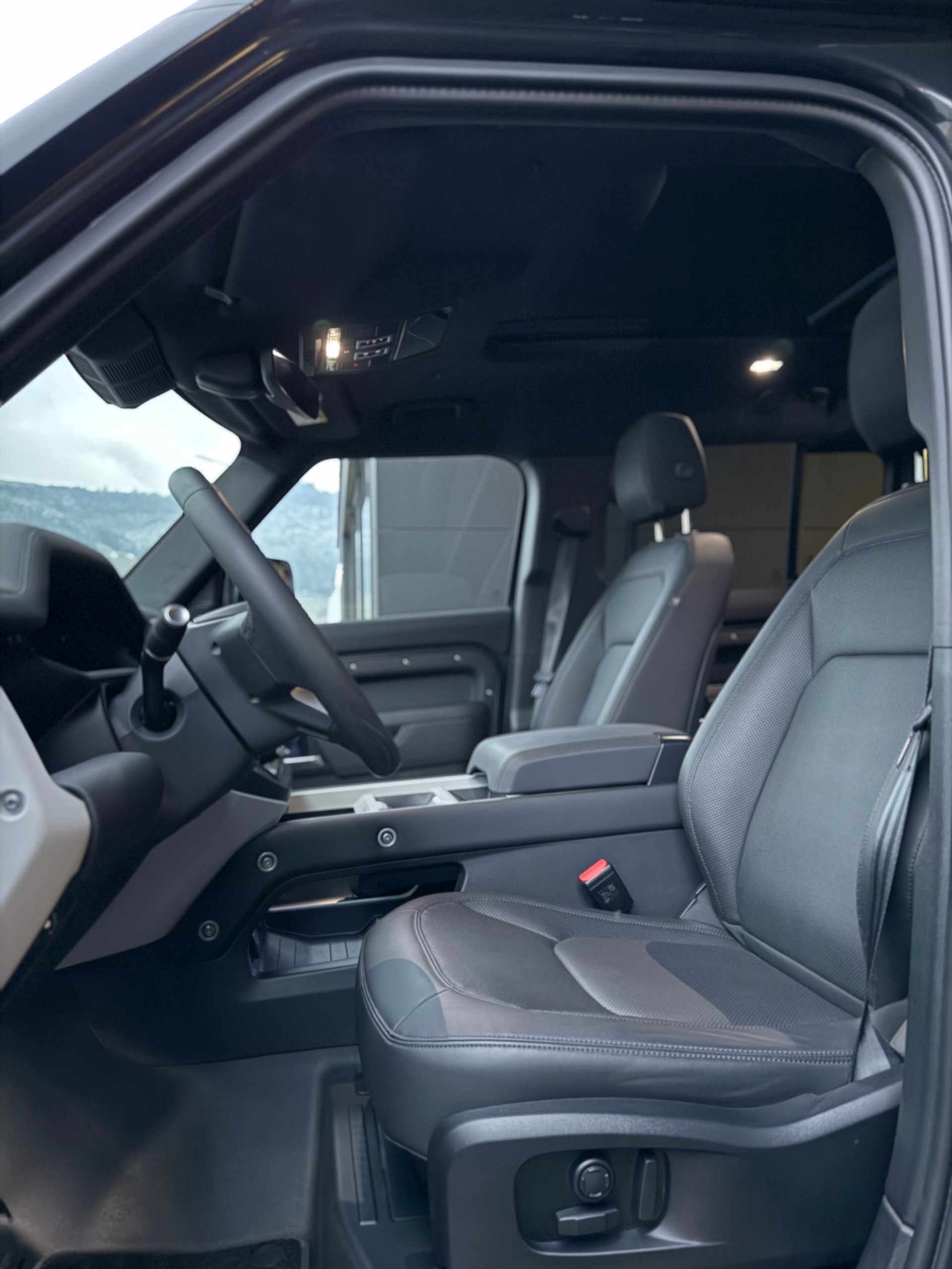 LAND ROVER Defender 110 3.0 D I6 300 SE AWD AT8-image-13
