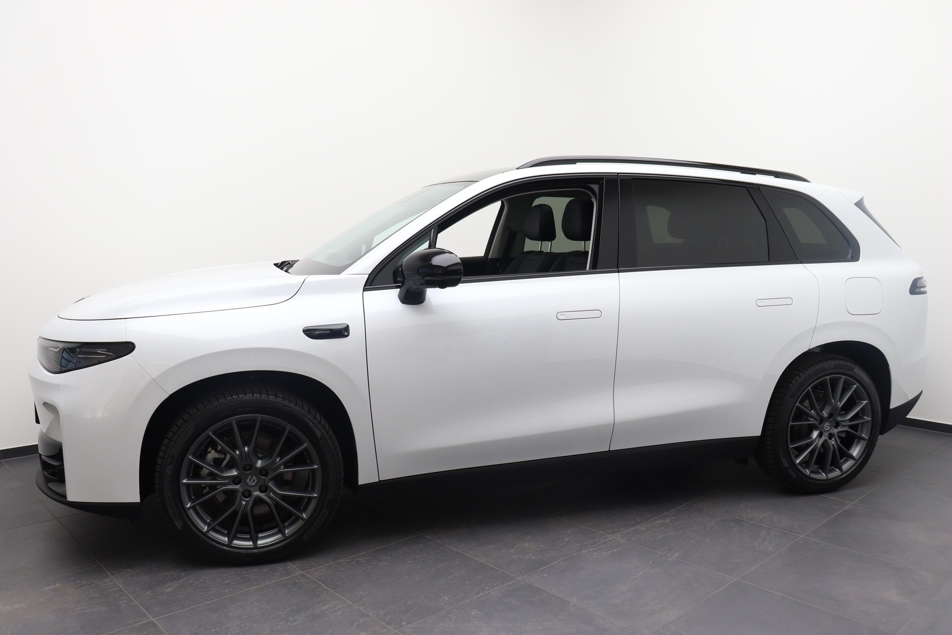 LEAPMOTOR C10 Design EV AWD-showroom-element-2