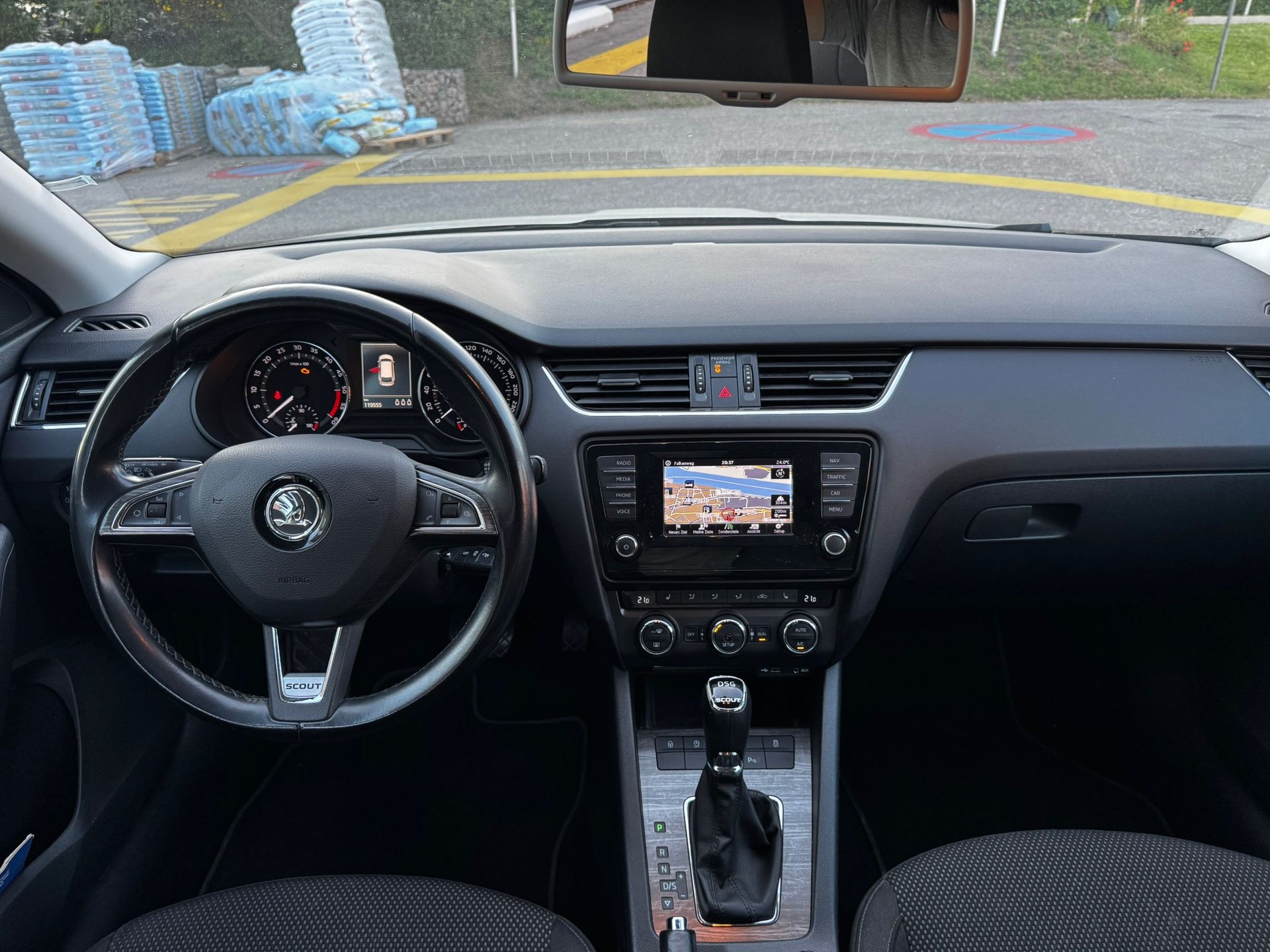 SKODA Octavia Combi 2.0 TDI Scout 4x4 DSG-image-13