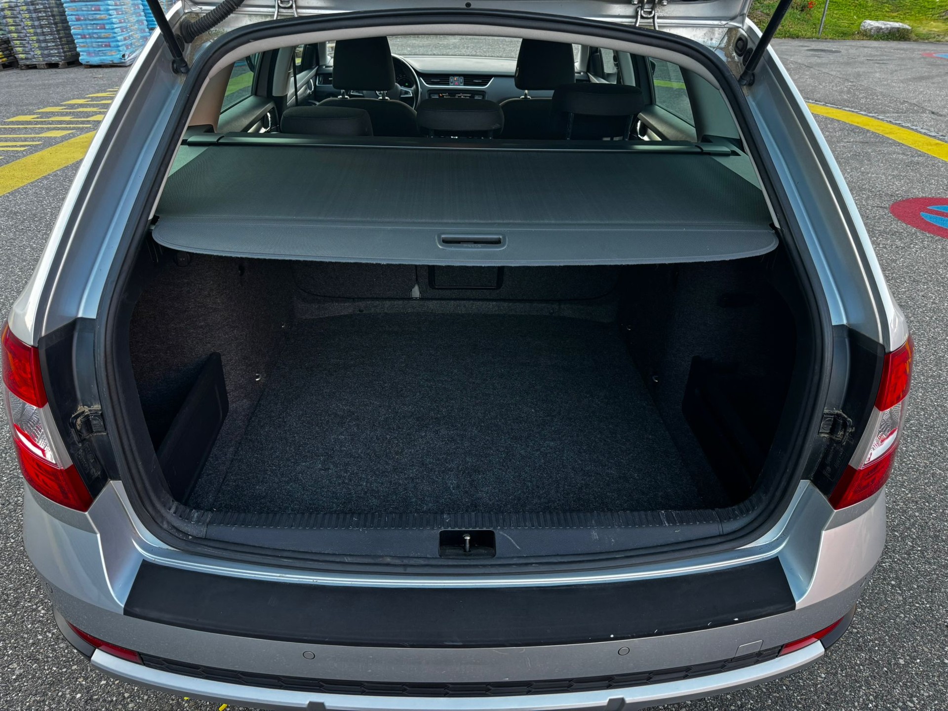 SKODA Octavia Combi 2.0 TDI Scout 4x4 DSG-image-11