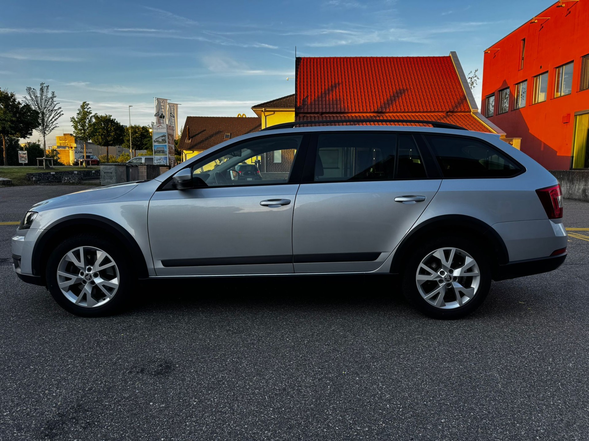 SKODA Octavia Combi 2.0 TDI Scout 4x4 DSG-image-8