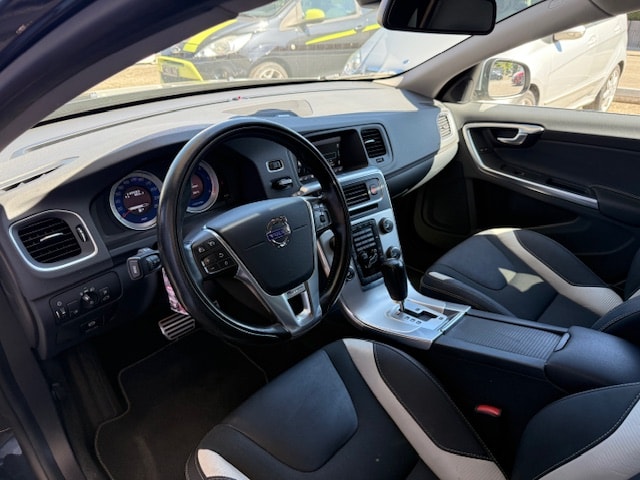 VOLVO V60 D5 AWD R-Design Geartronic-image-4