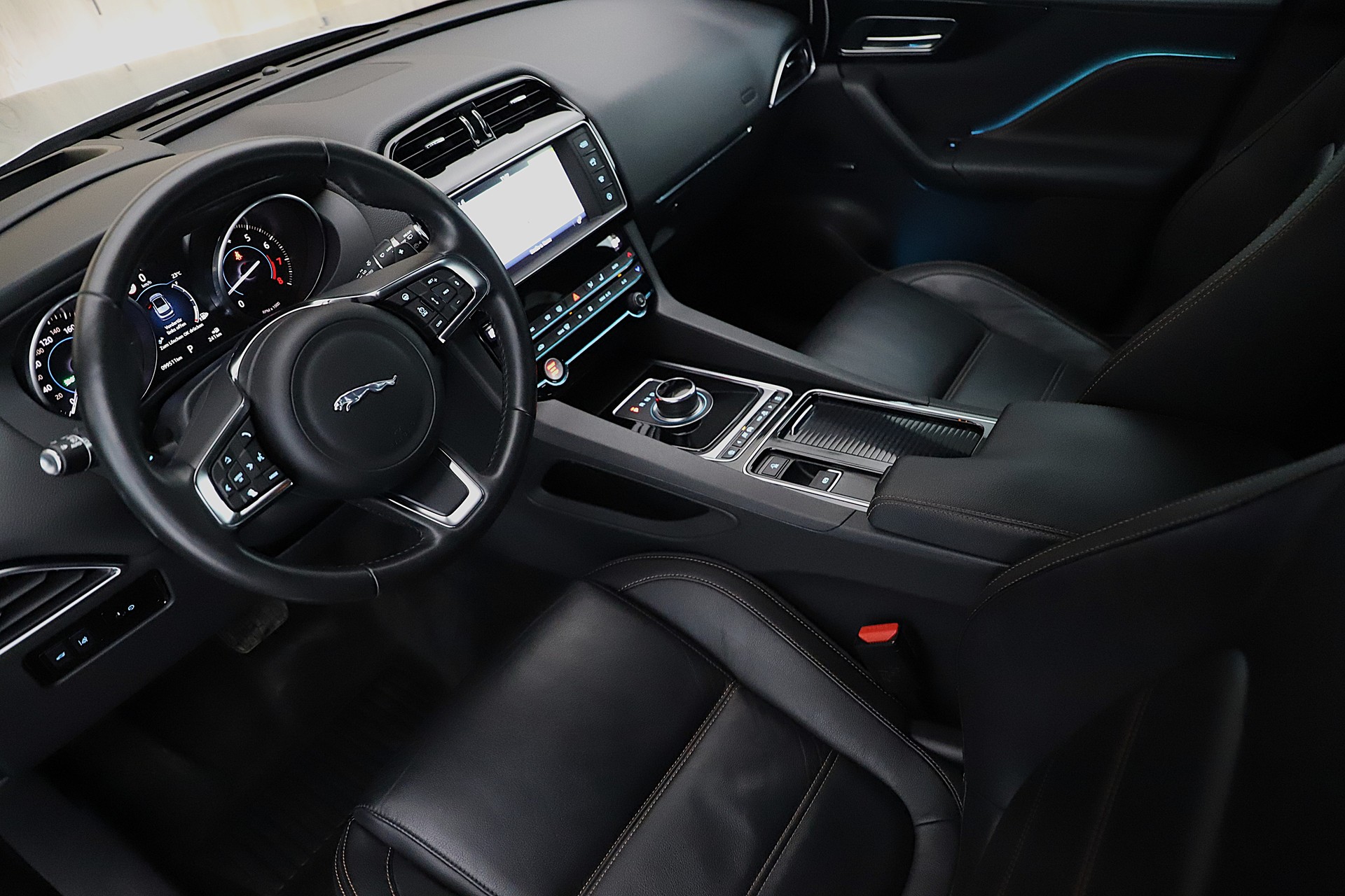 JAGUAR F-Pace 25t Prestige Advantage AWD Automatik-image-5