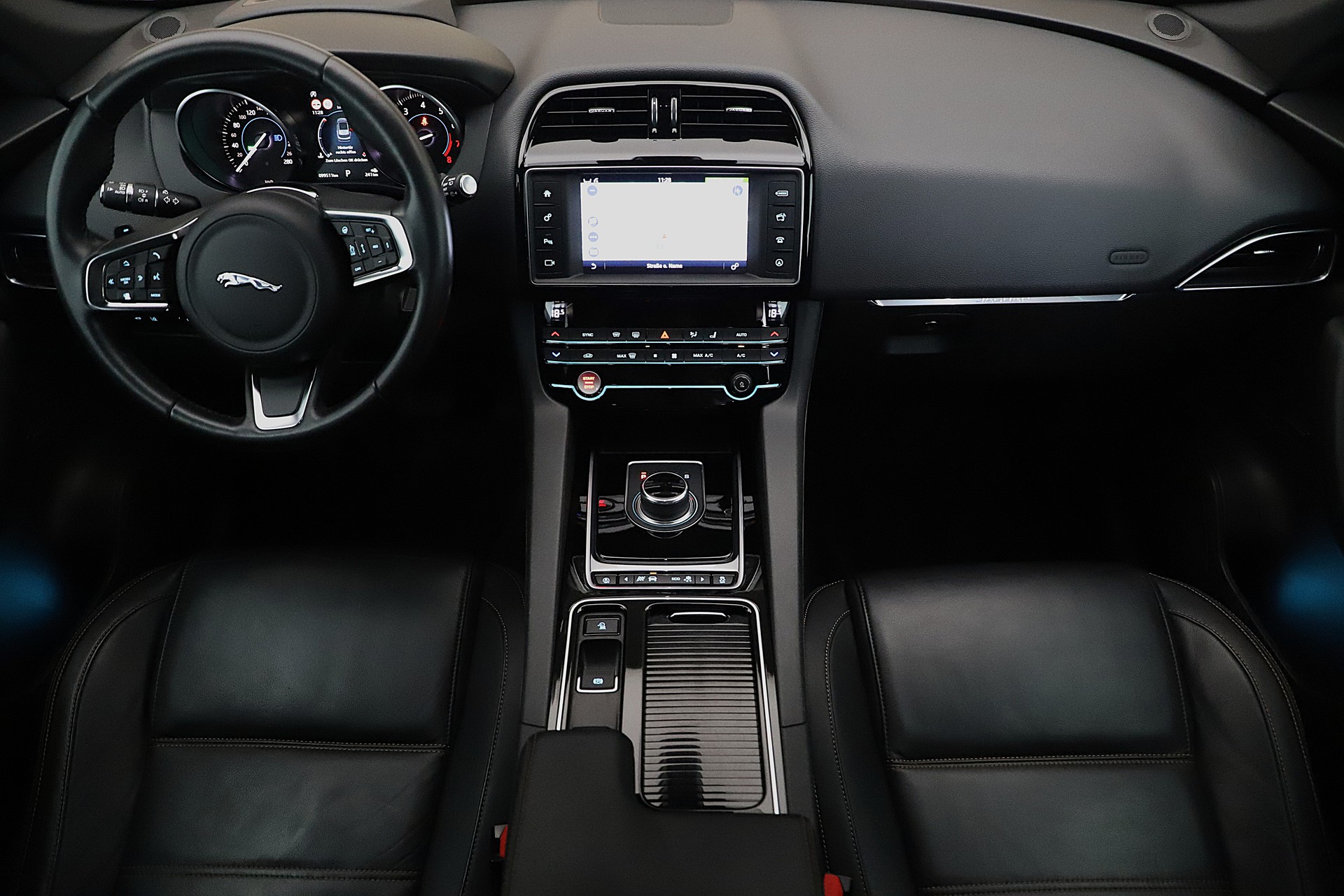 JAGUAR F-Pace 25t Prestige Advantage AWD Automatik-image-6