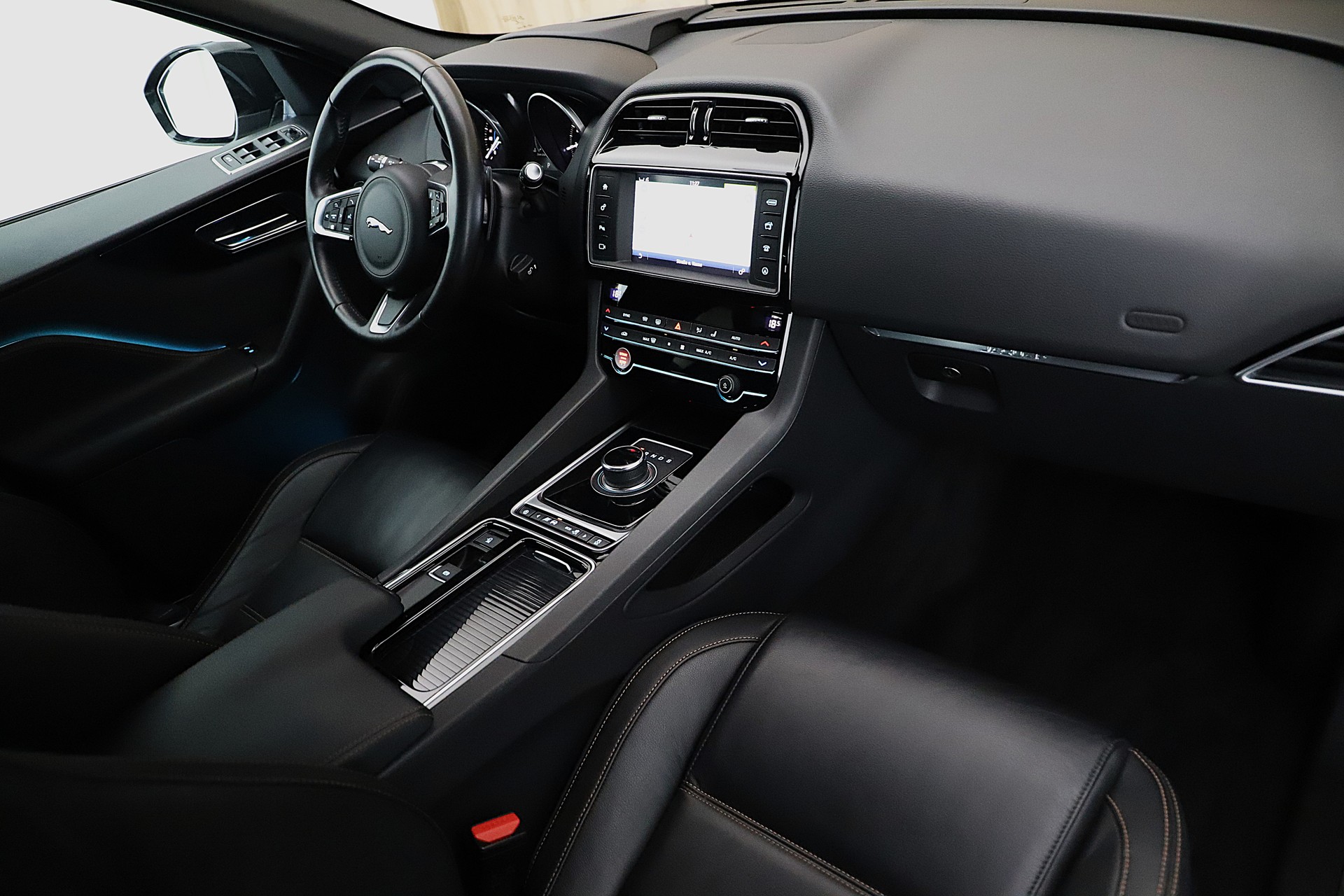 JAGUAR F-Pace 25t Prestige Advantage AWD Automatik-image-7