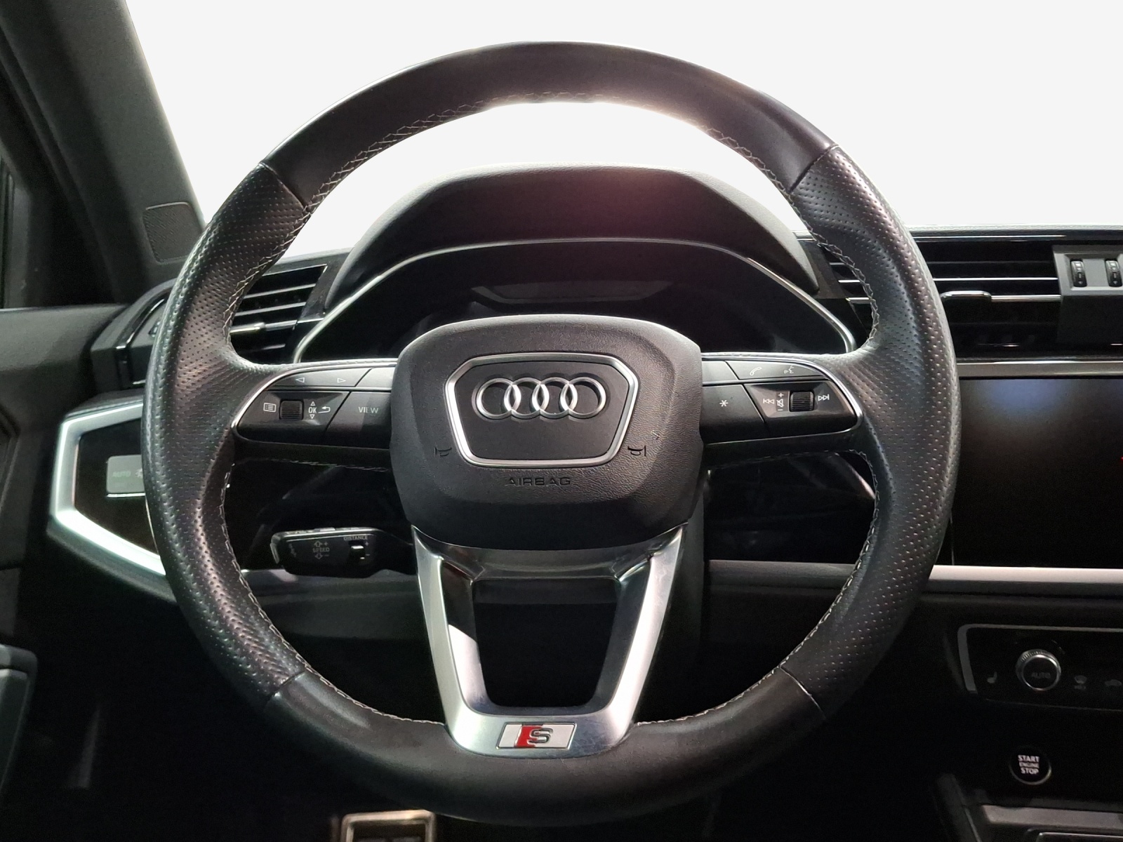 AUDI Q3 45 TFSI S line quattro S-tronic-image-9