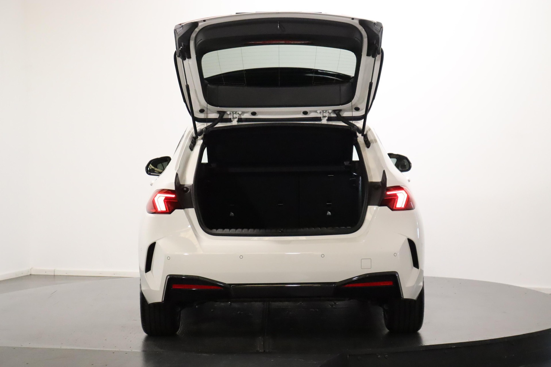 BMW 120i-image-7