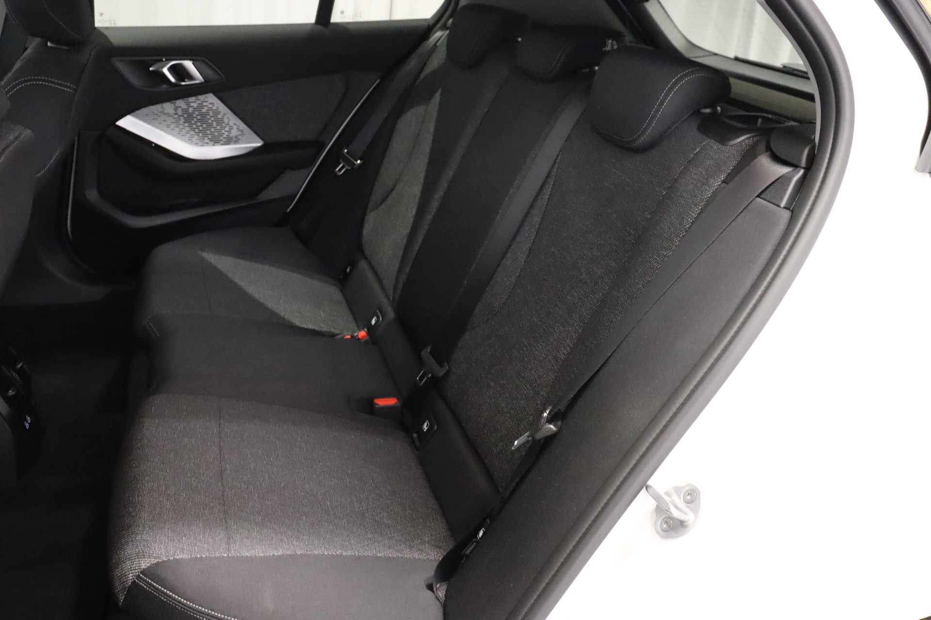 BMW 120i-image-9