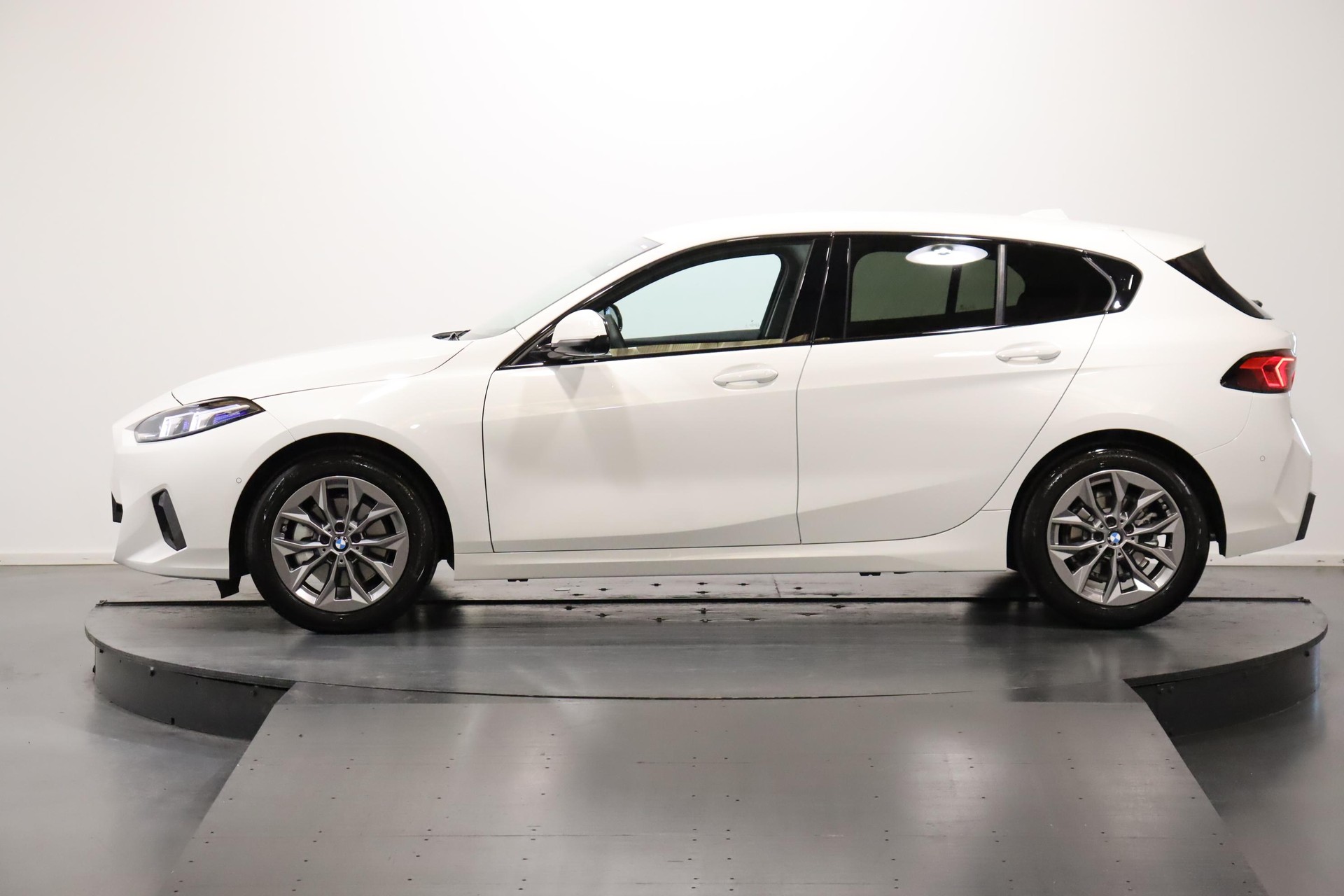 BMW 120i-image-2