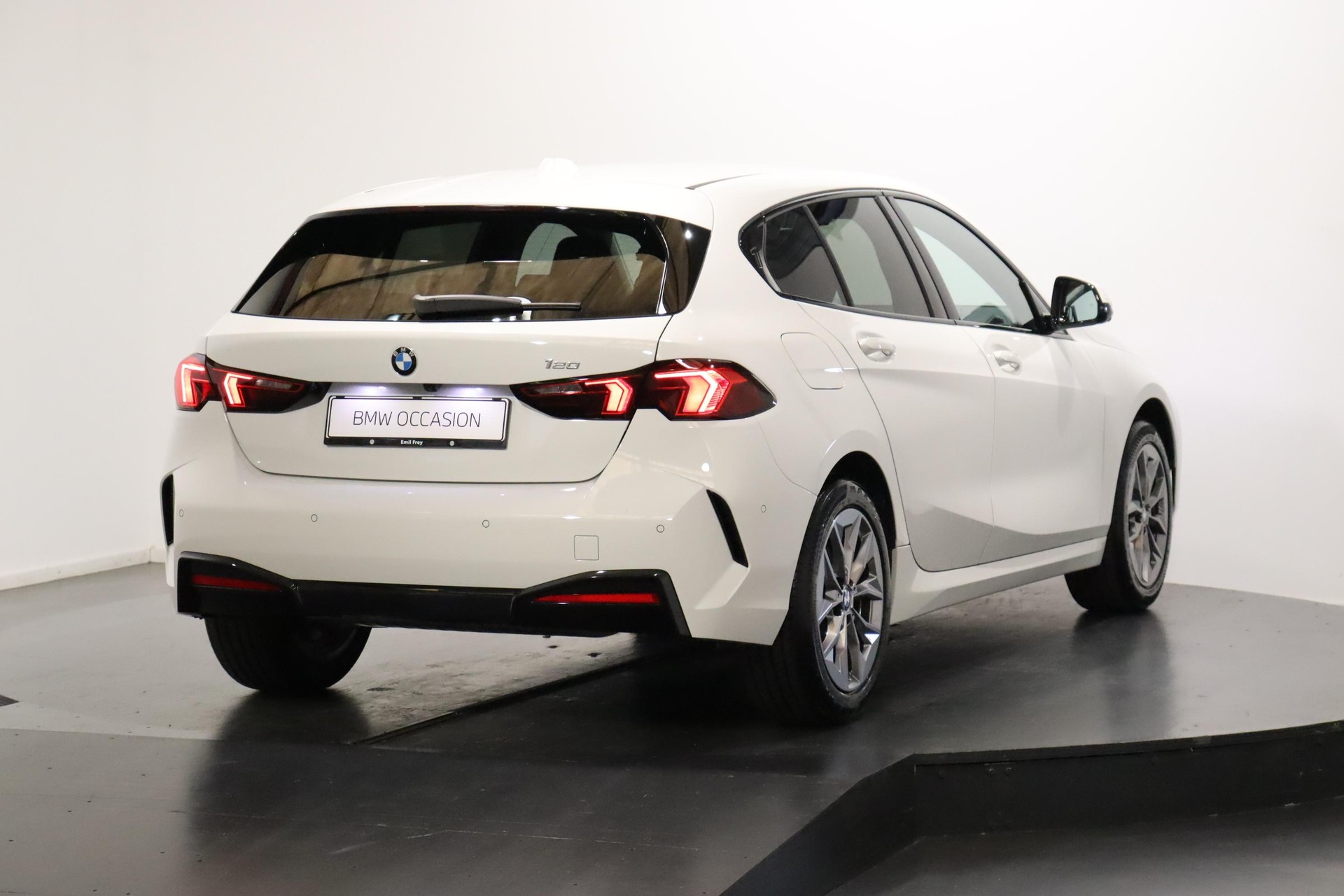 BMW 120i-image-6