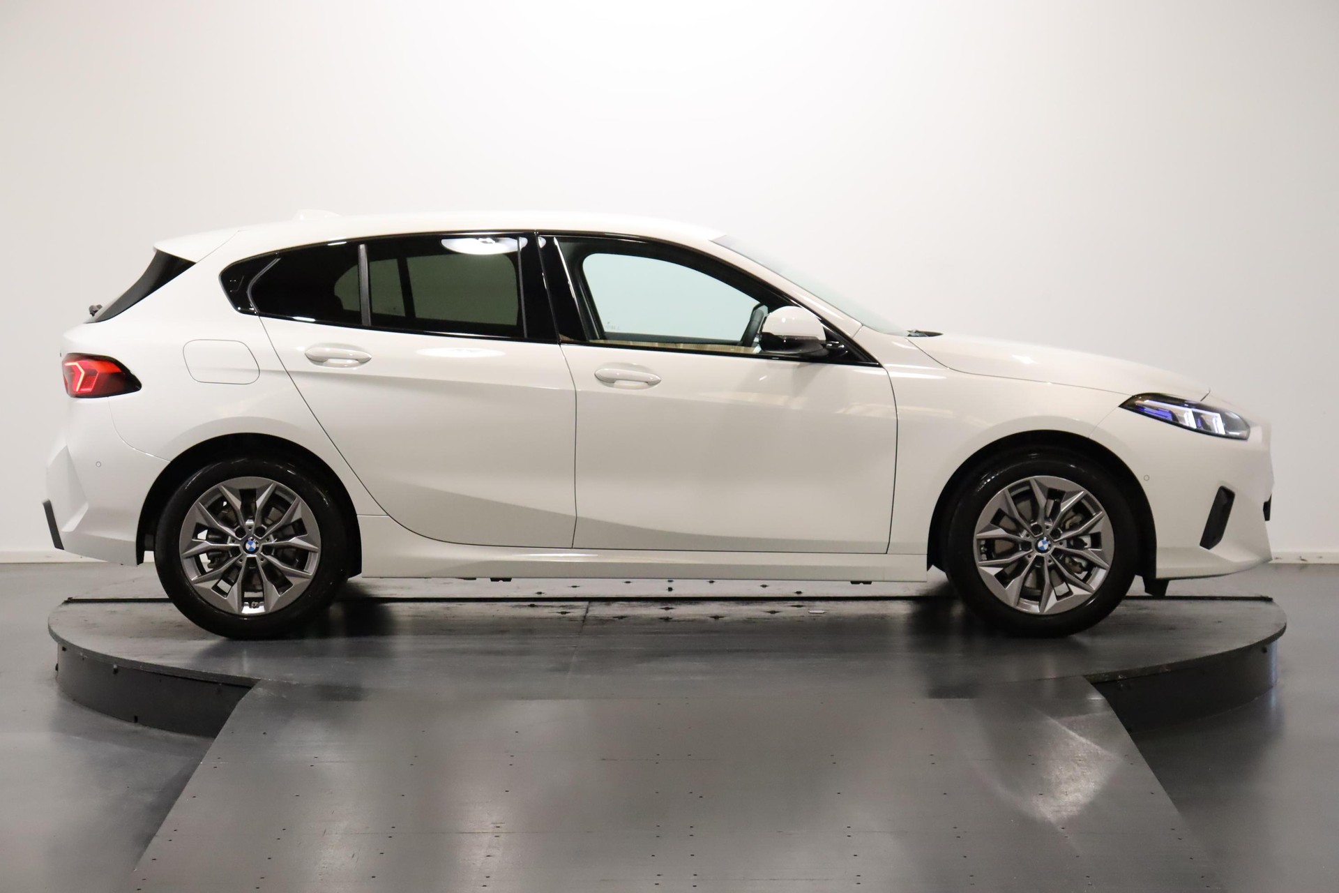 BMW 120i-image-4