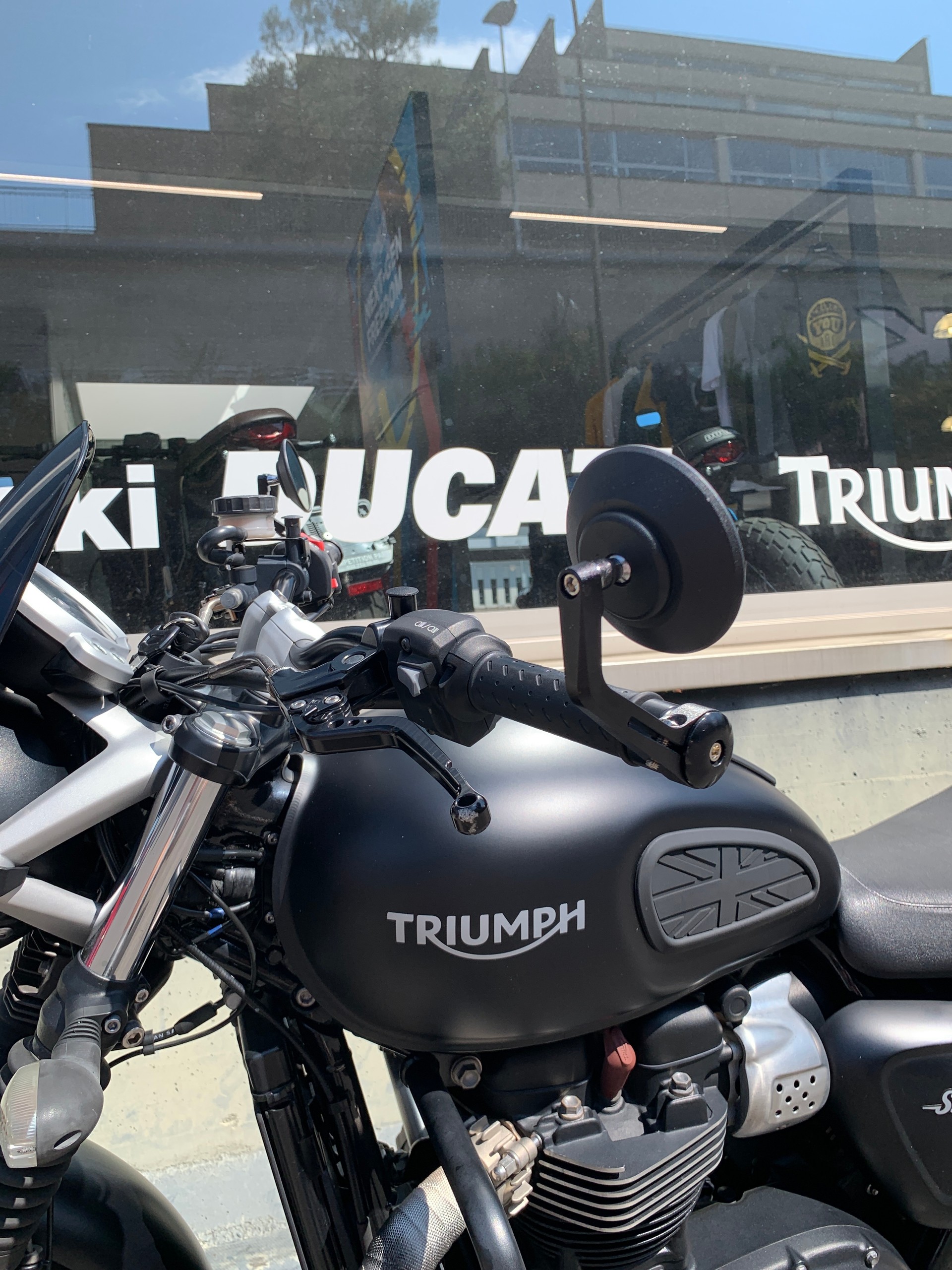TRIUMPH Street Twin-showroom-element-3