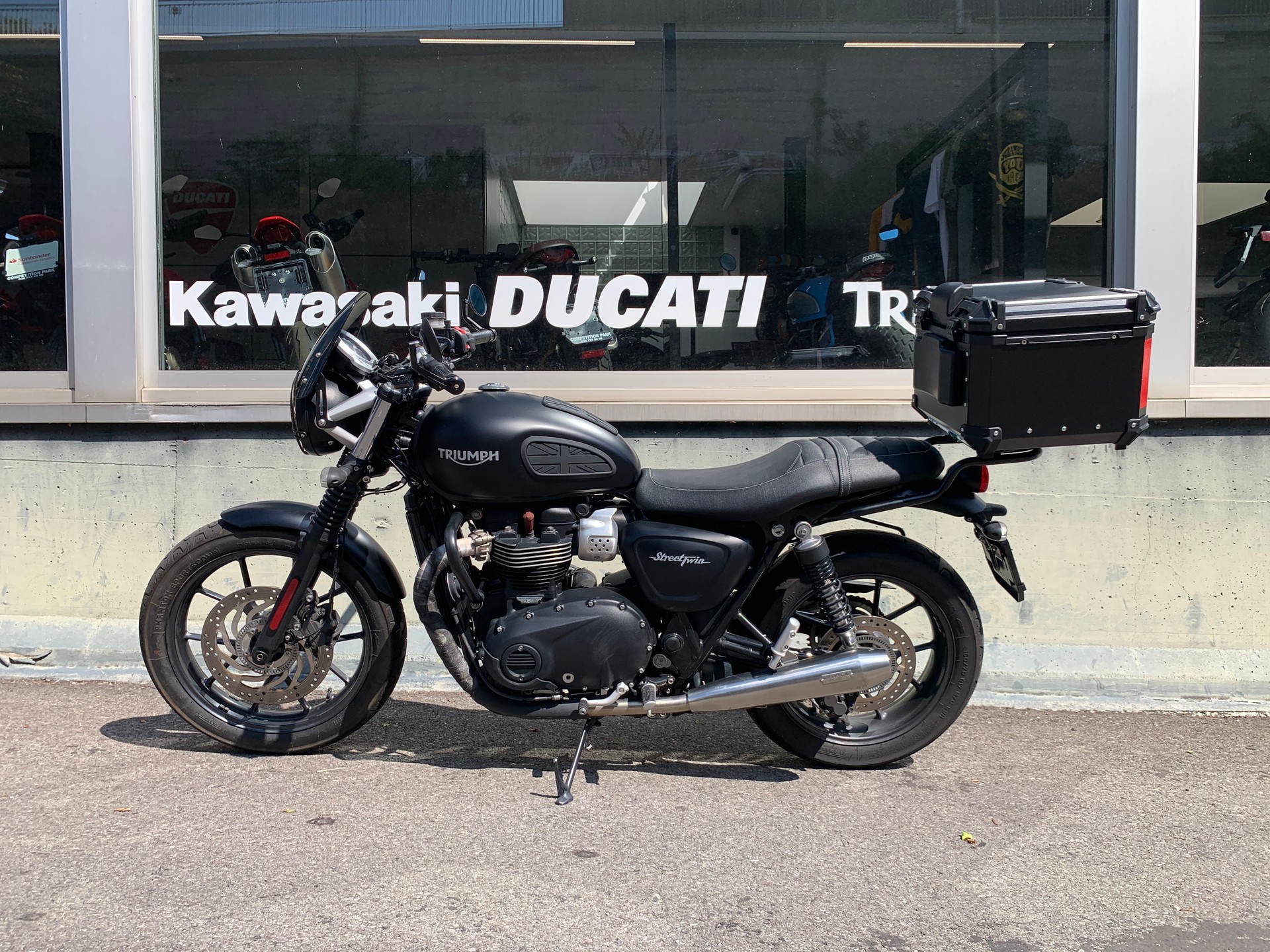 TRIUMPH Street Twin-showroom-element-1