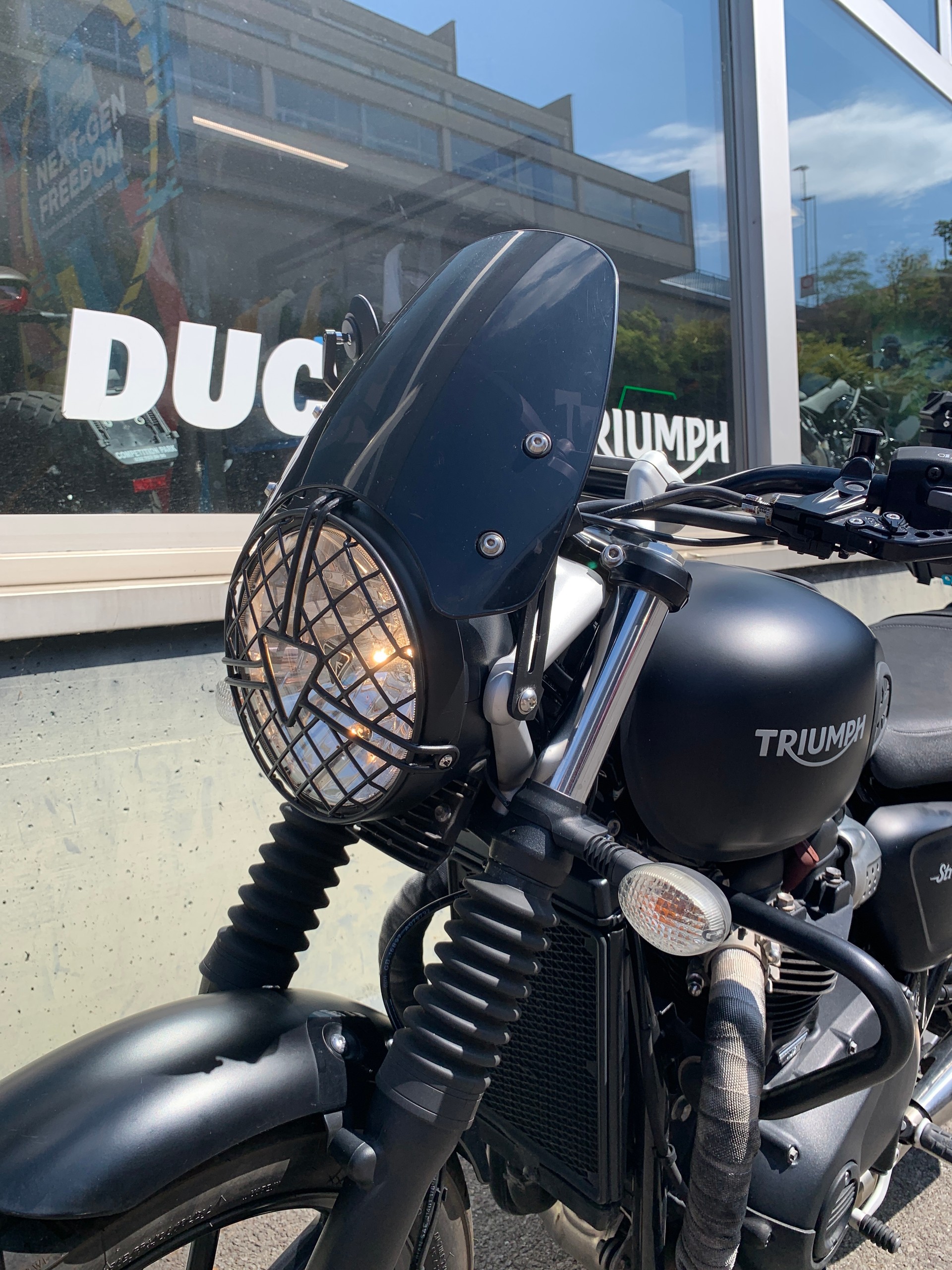 TRIUMPH Street Twin-image-4