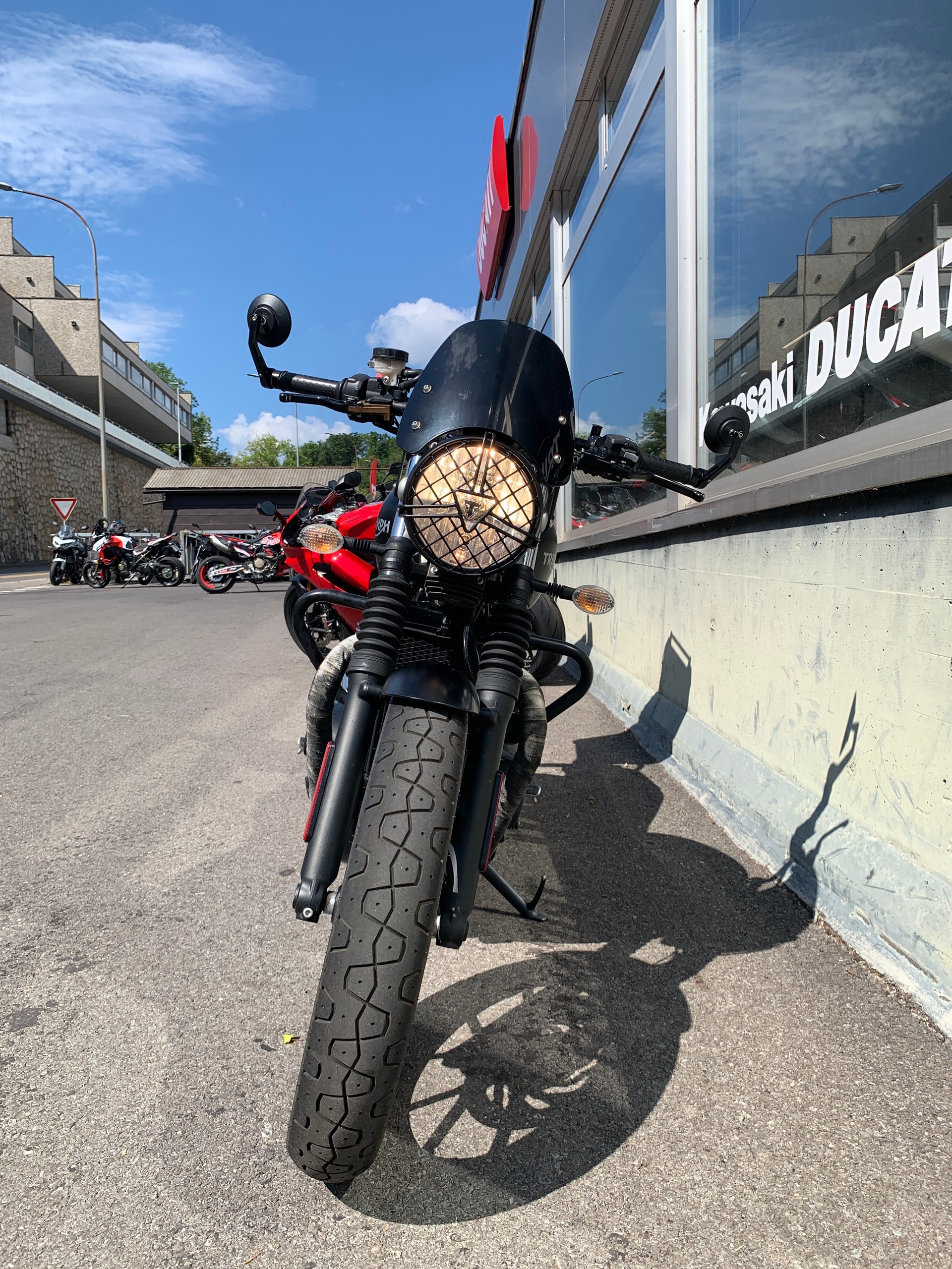 TRIUMPH Street Twin-showroom-element-2