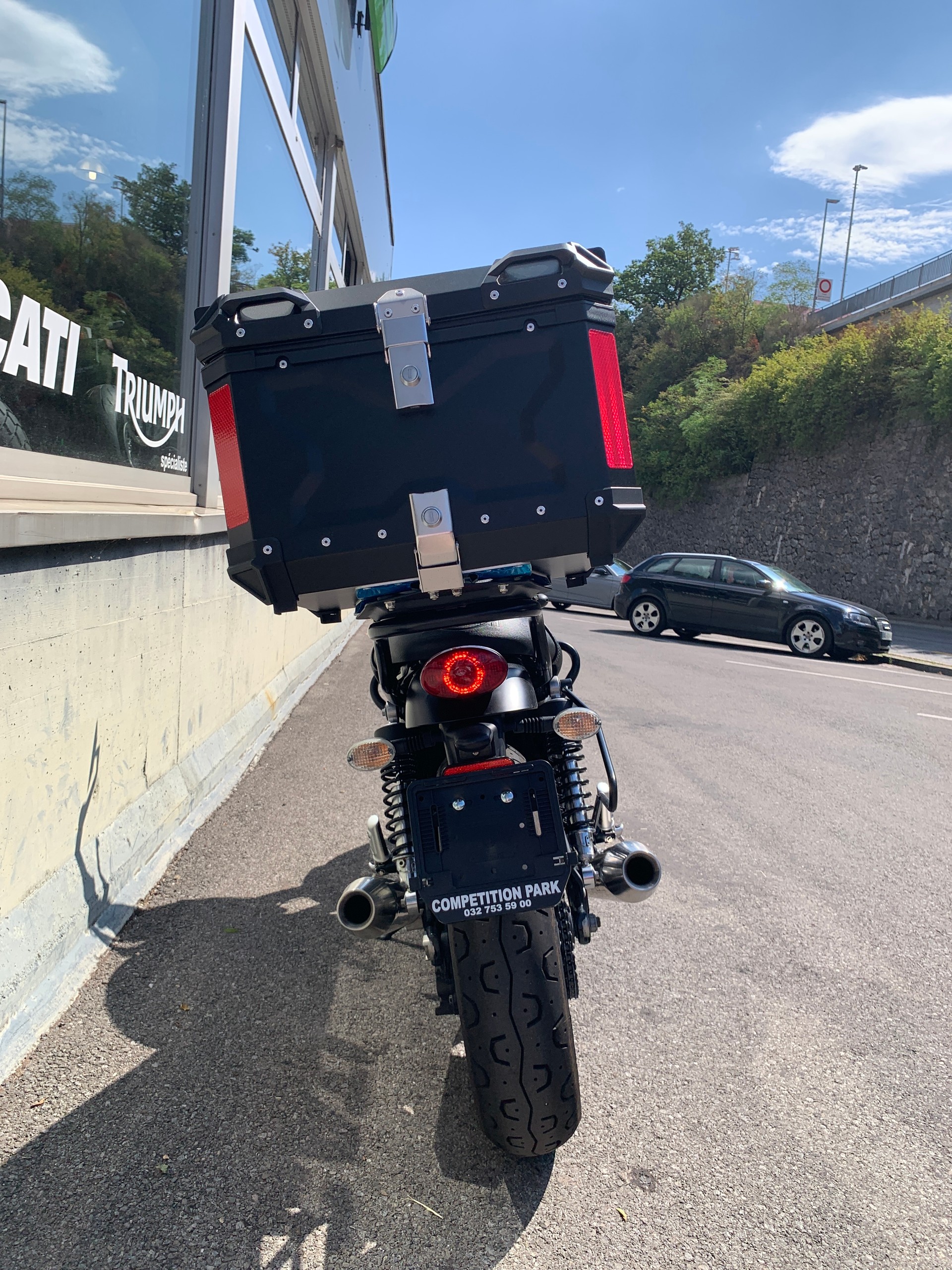 TRIUMPH Street Twin-image-8