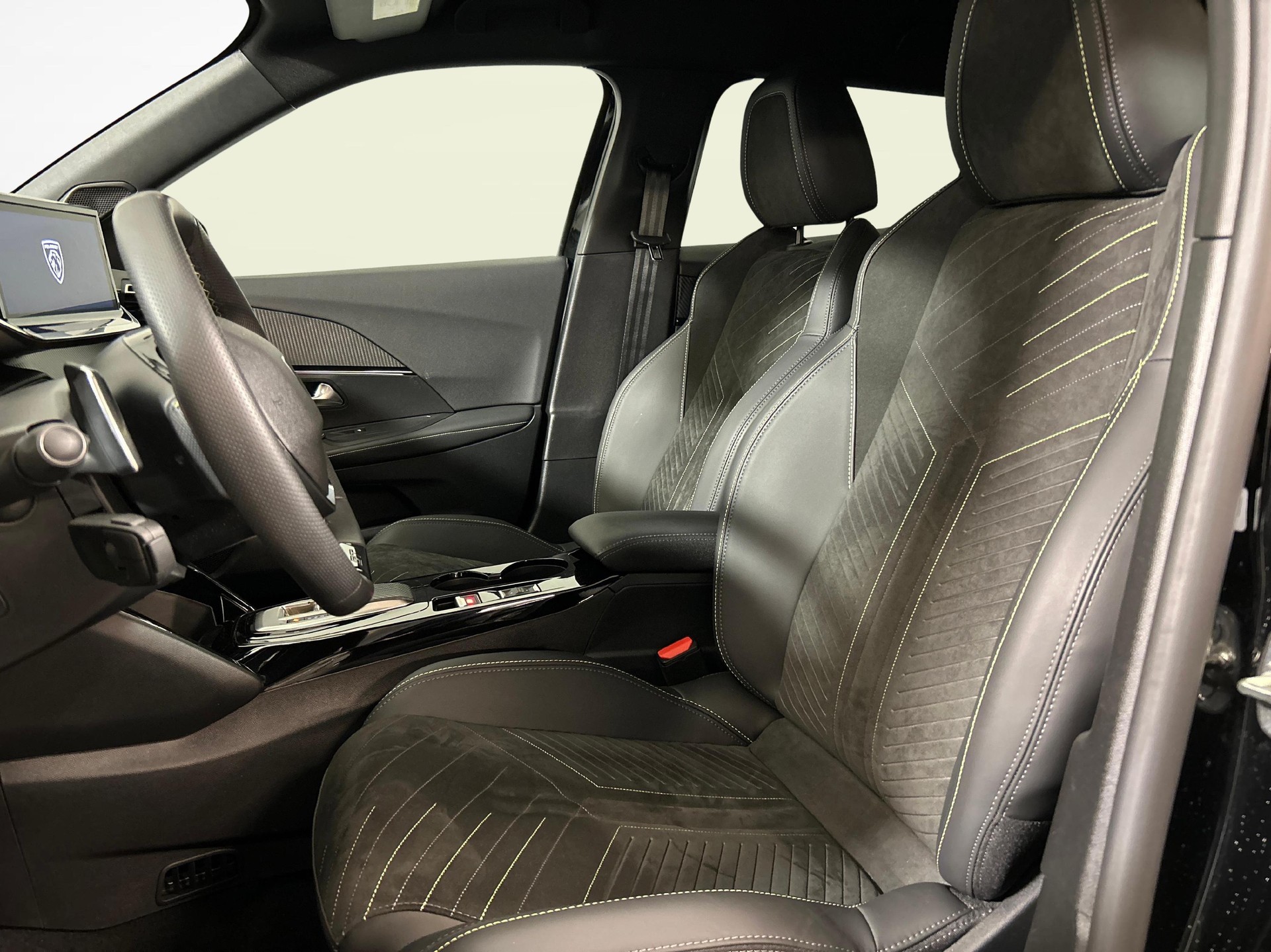 PEUGEOT 2008 1.2 Hybrid 145 GT-showroom-element-2