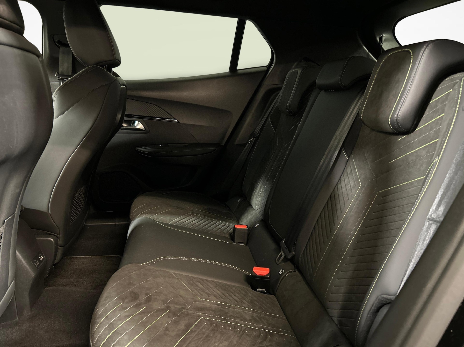PEUGEOT 2008 1.2 Hybrid 145 GT-showroom-element-3
