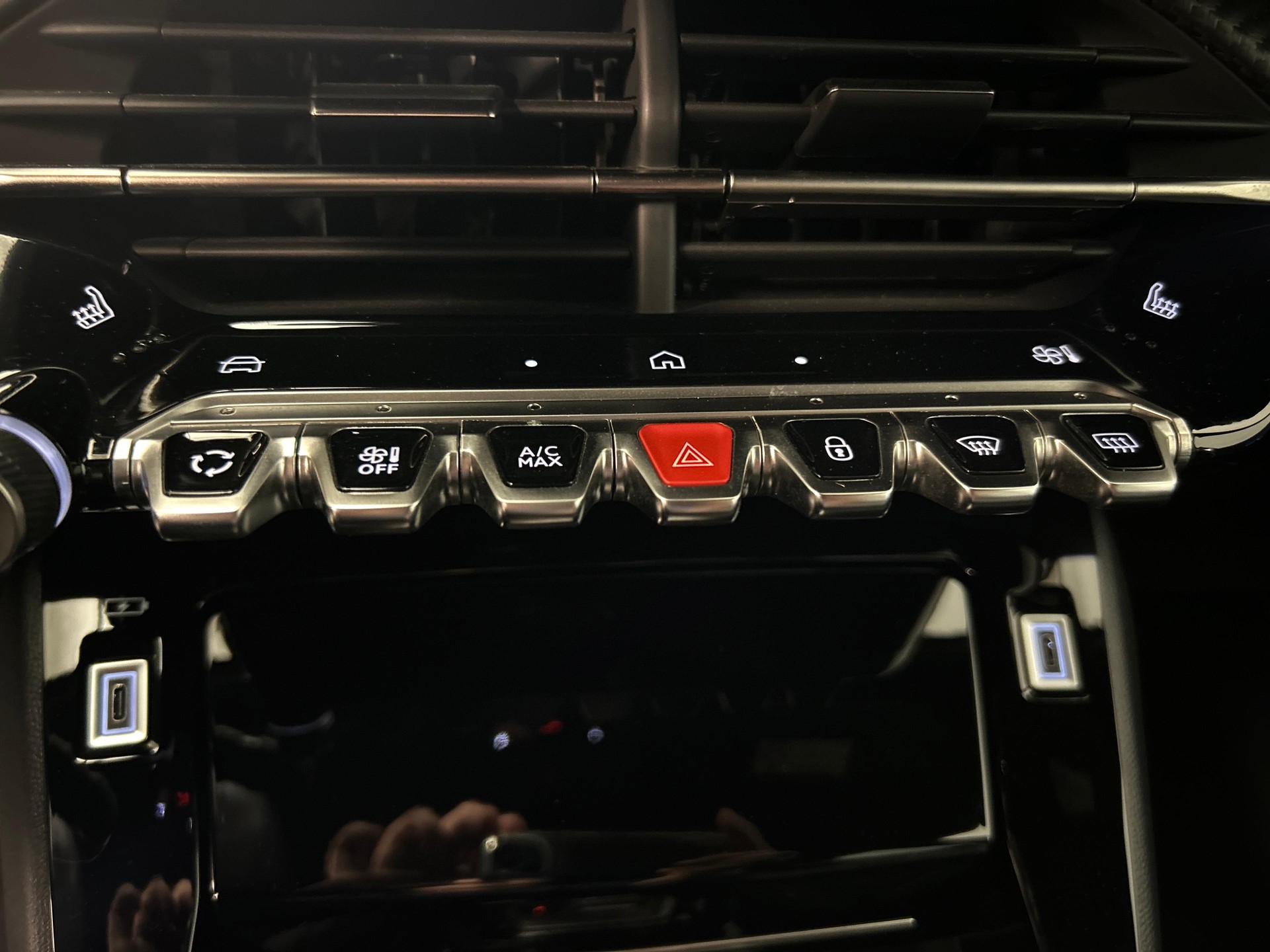 PEUGEOT 2008 1.2 Hybrid 145 GT-image-14