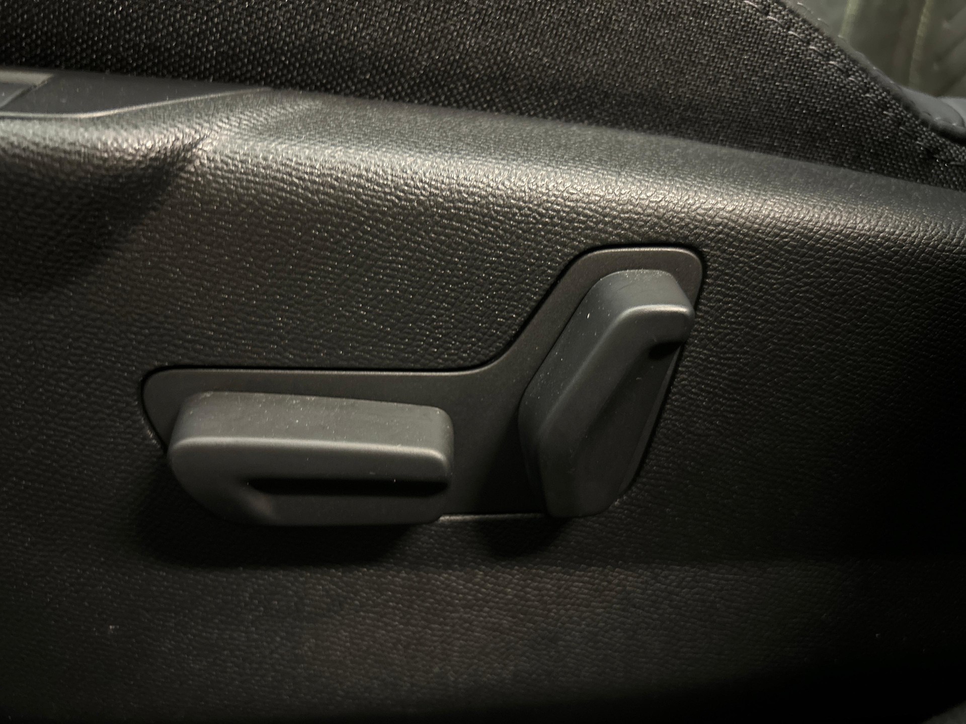 PEUGEOT 2008 1.2 Hybrid 145 GT-image-16