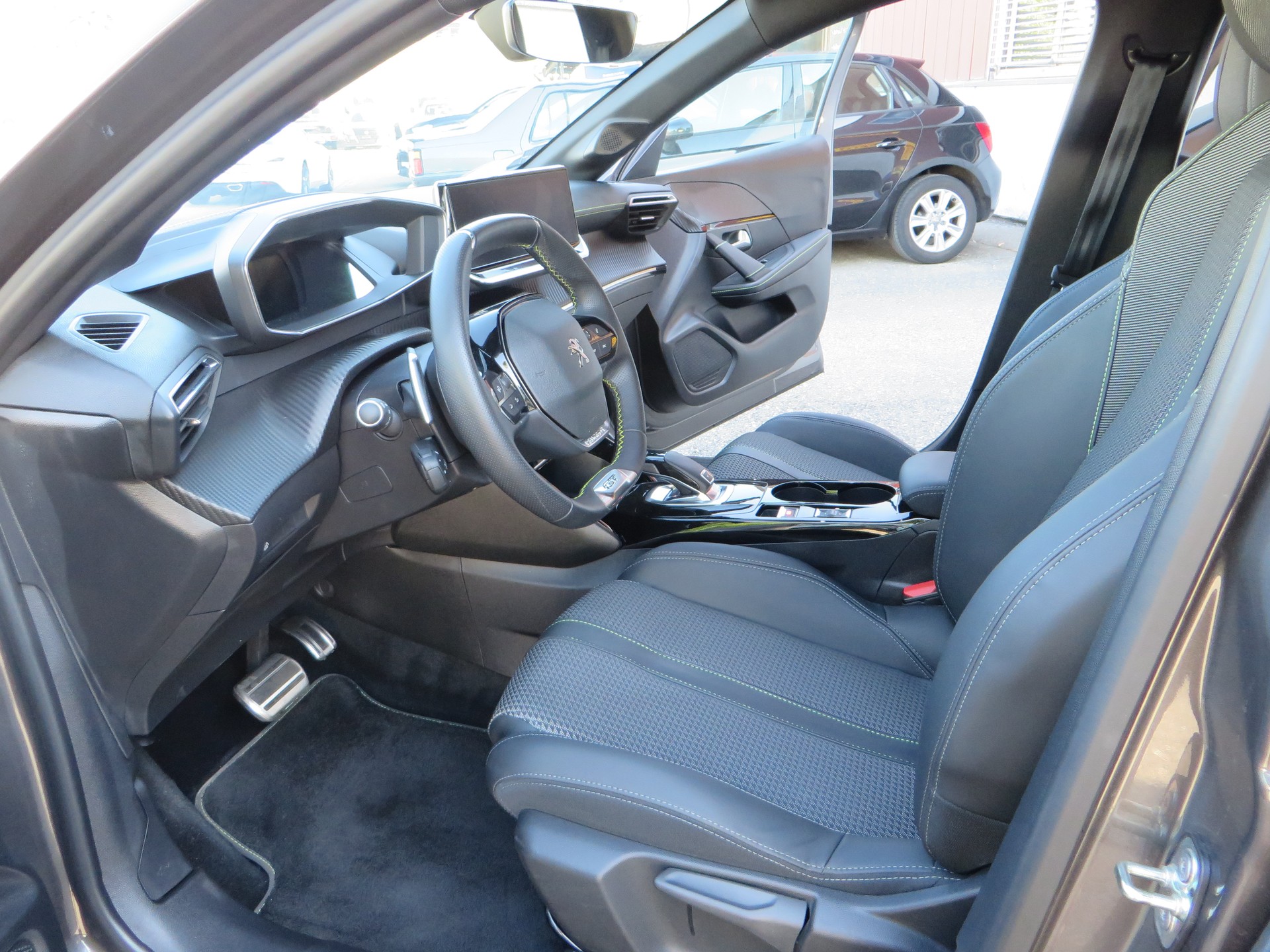 PEUGEOT 208 1.2 PureTech GT Pack EAT8-image-7