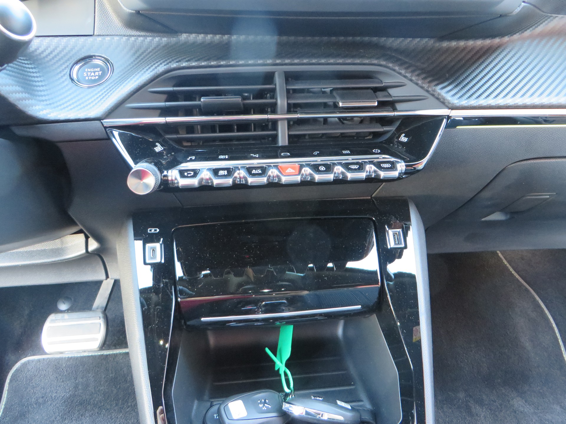 PEUGEOT 208 1.2 PureTech GT Pack EAT8-image-9