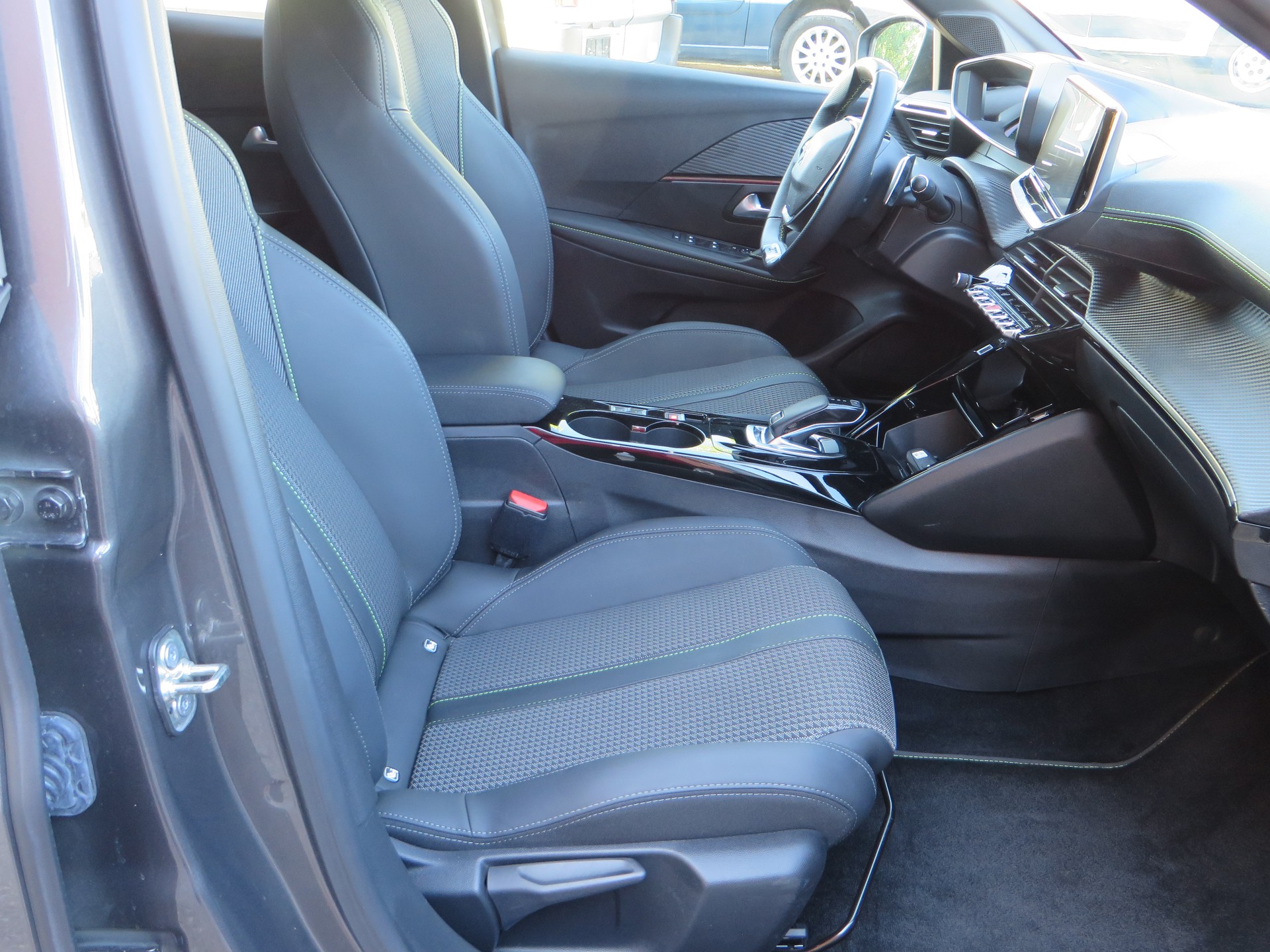 PEUGEOT 208 1.2 PureTech GT Pack EAT8-image-4