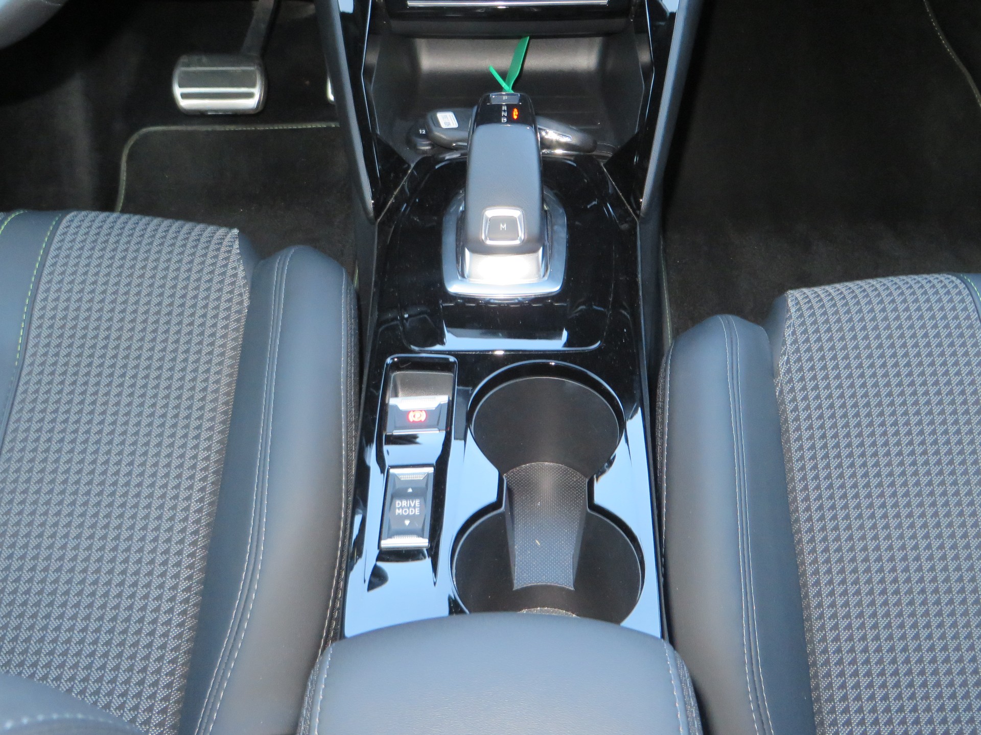 PEUGEOT 208 1.2 PureTech GT Pack EAT8-image-10