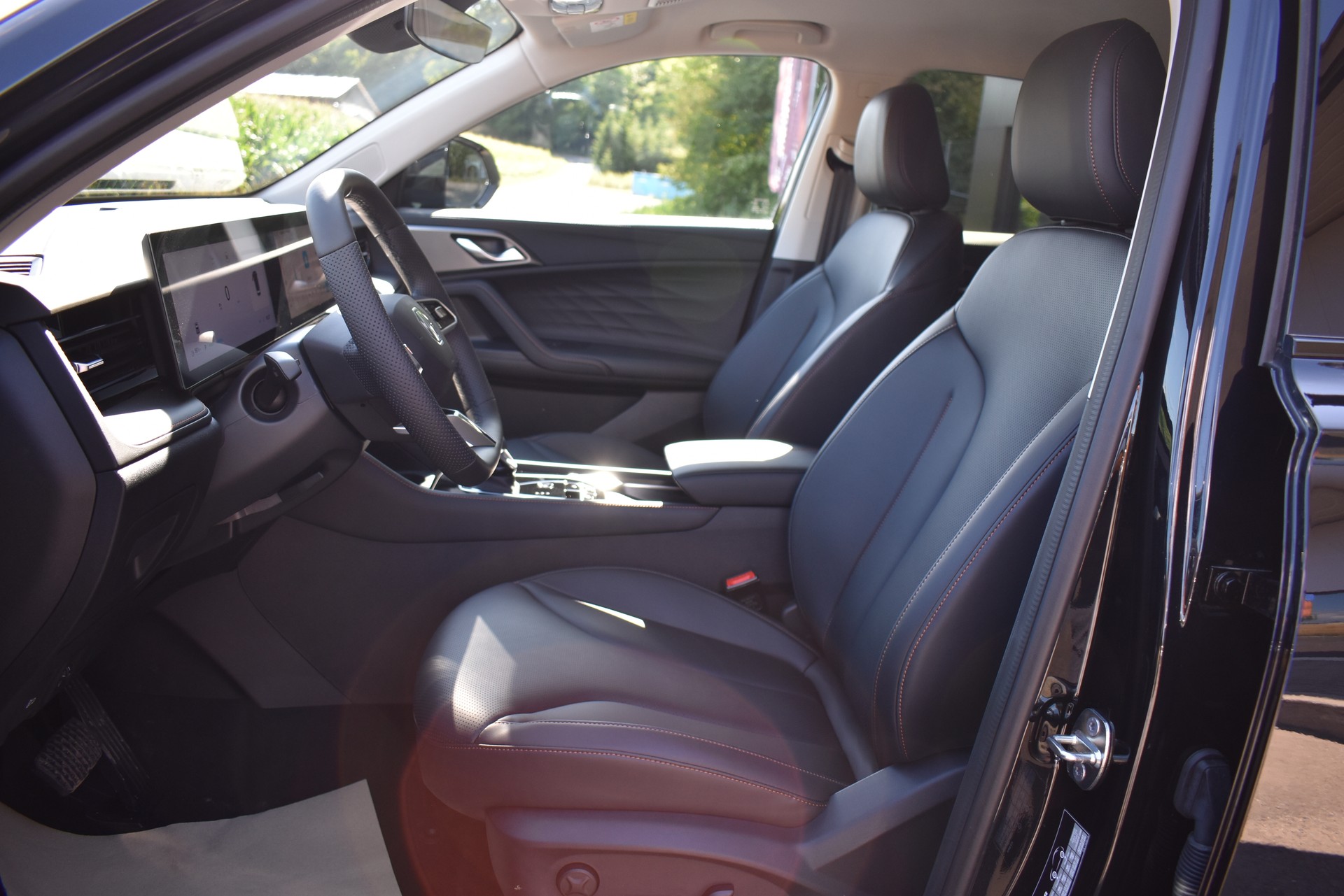 MG HS 1.5 T Hybrid+ Luxury-image-12