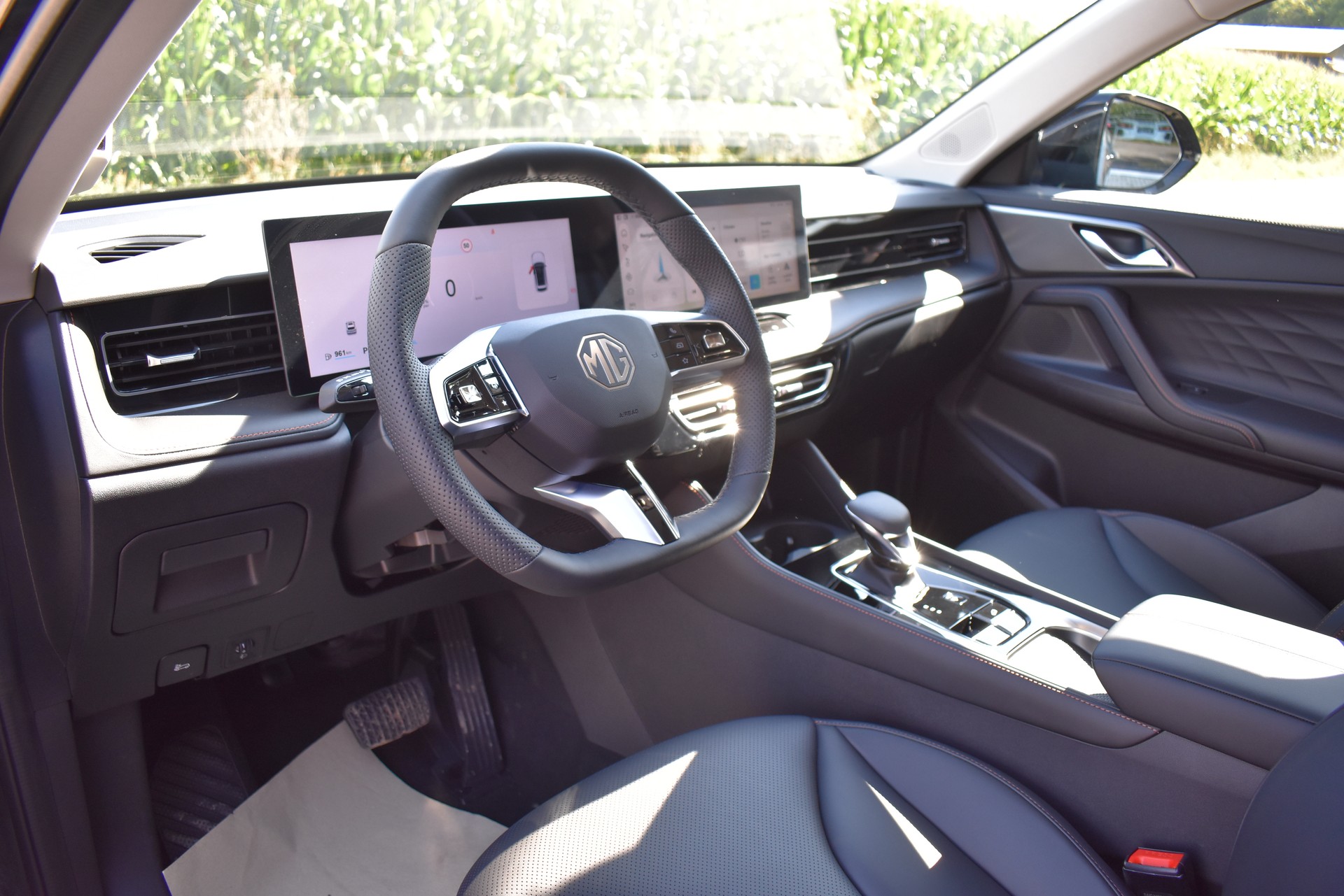MG HS 1.5 T Hybrid+ Luxury-image-11