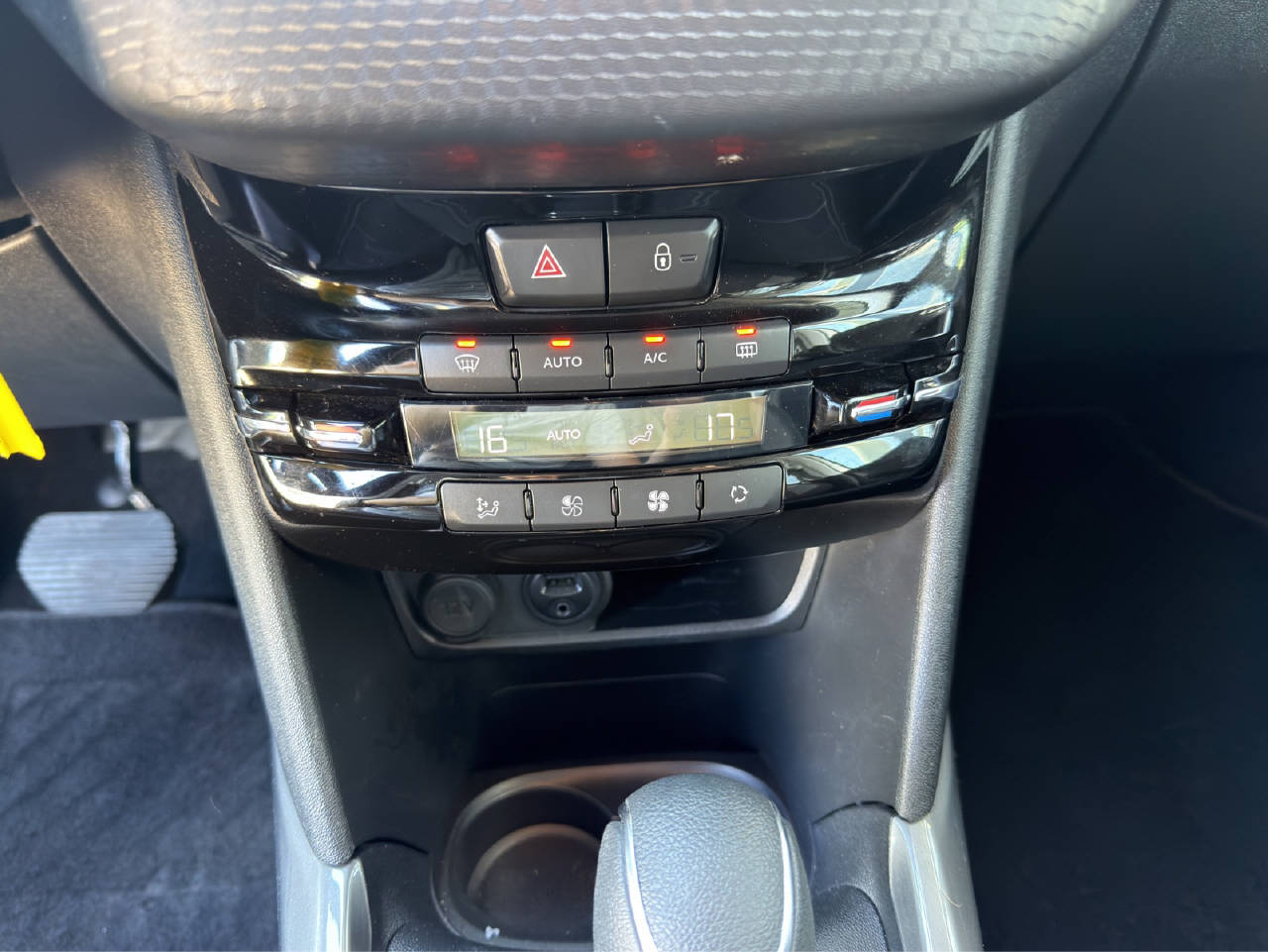 PEUGEOT 2008 1.2 PureTech 110 PS Style Automat-image-7