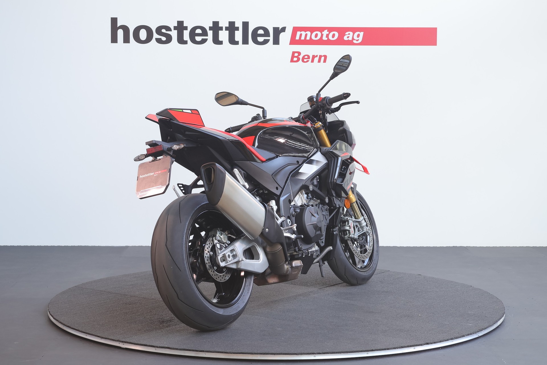 APRILIA Tuono V4 Factory-showroom-element-2