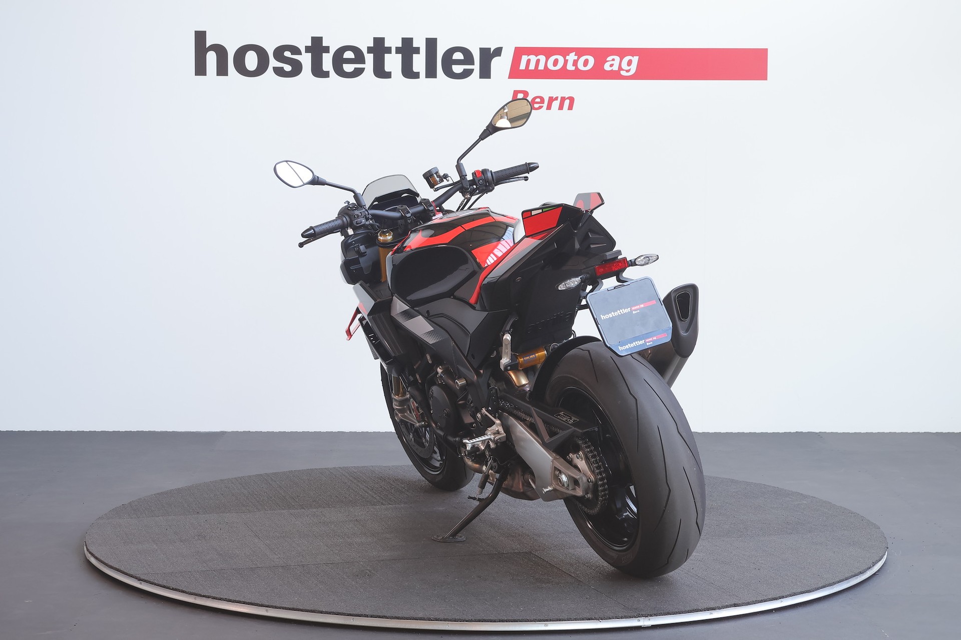 APRILIA Tuono V4 Factory-showroom-element-3