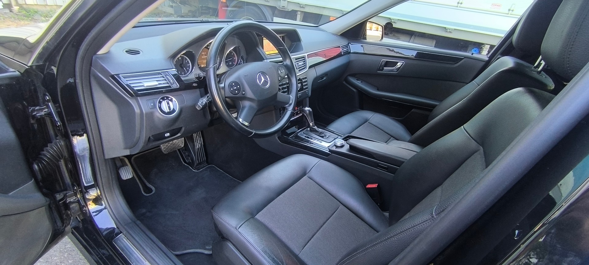 MERCEDES-BENZ E 250 CDI BlueEfficiency 4Matic 7G-Tronic-image-12