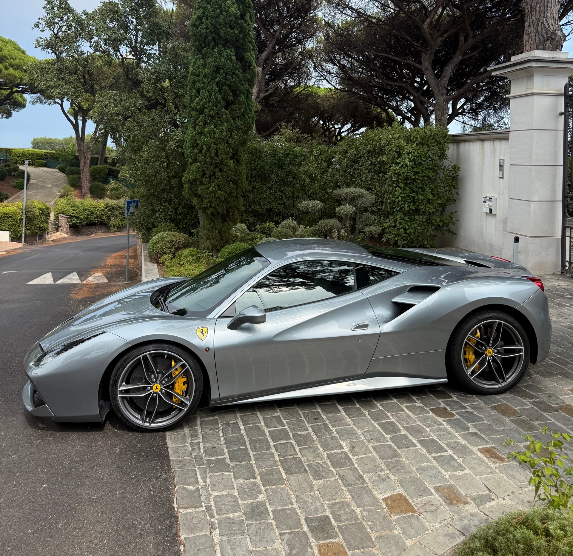 FERRARI FERRARI 488 GTB 3.9 V8 *FERRARI APPROVED OCTOBER 2027*-image-3