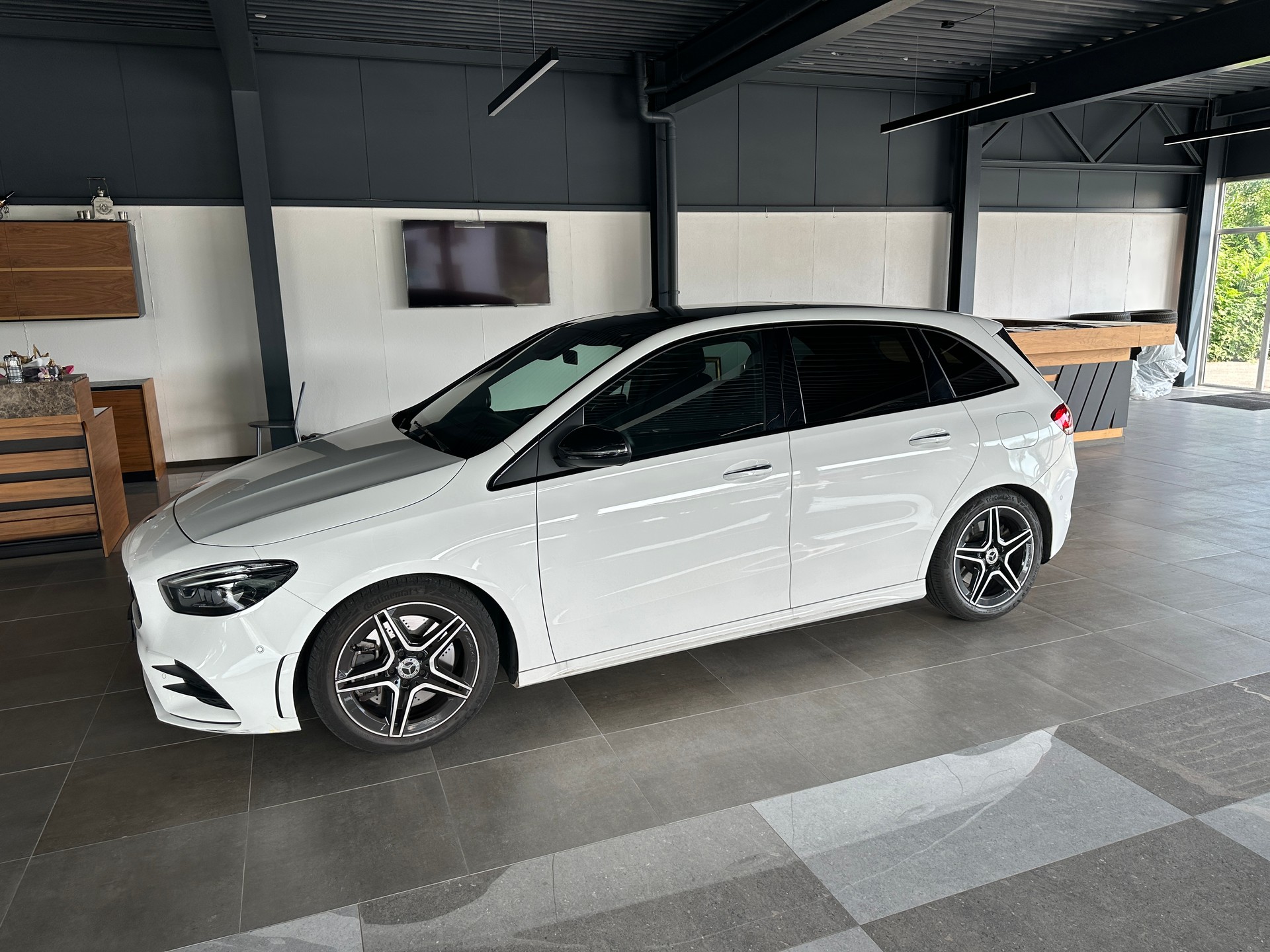 MERCEDES-BENZ B 250 4Matic AMG Line-image-2