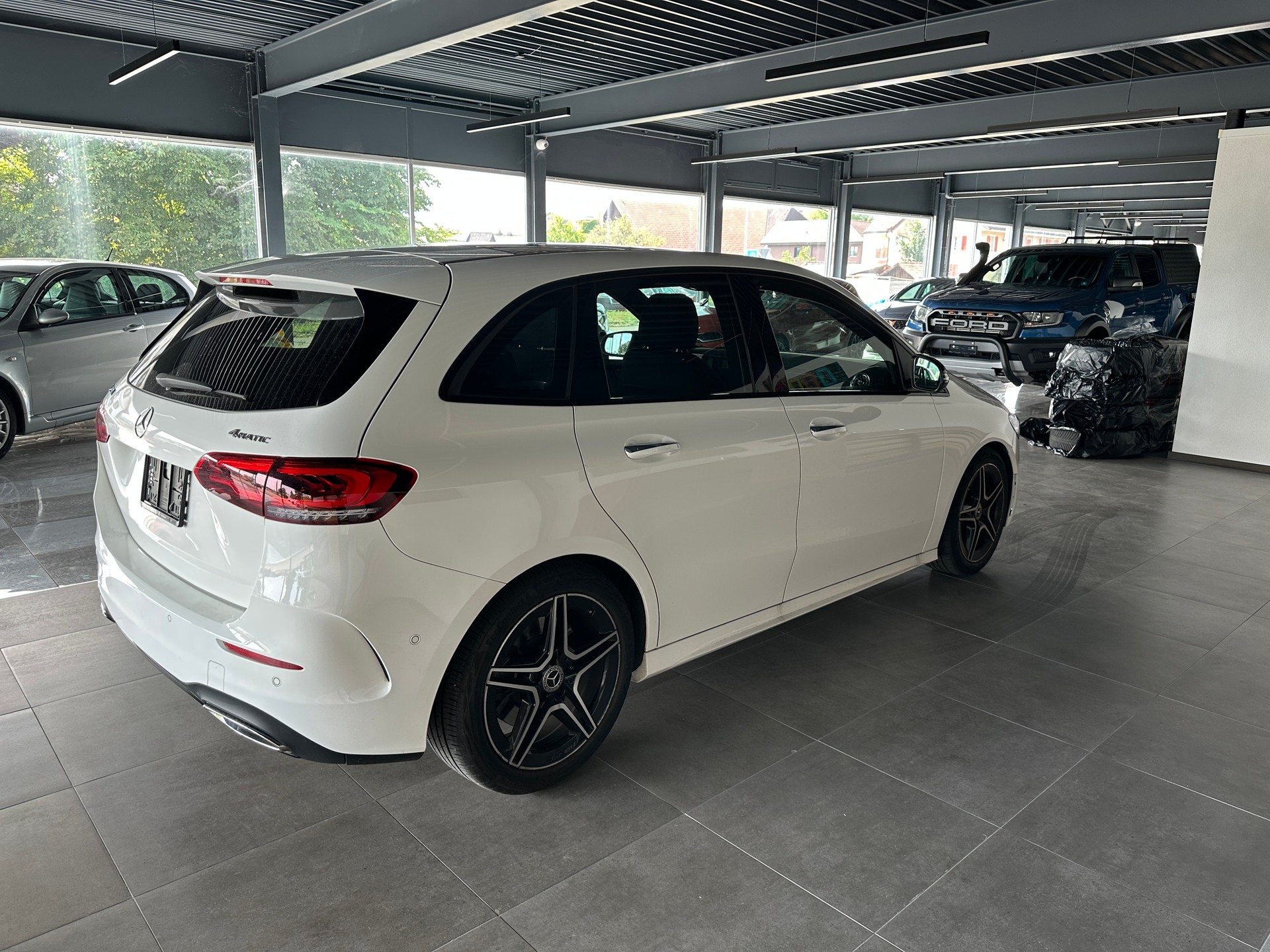 MERCEDES-BENZ B 250 4Matic AMG Line-image-4