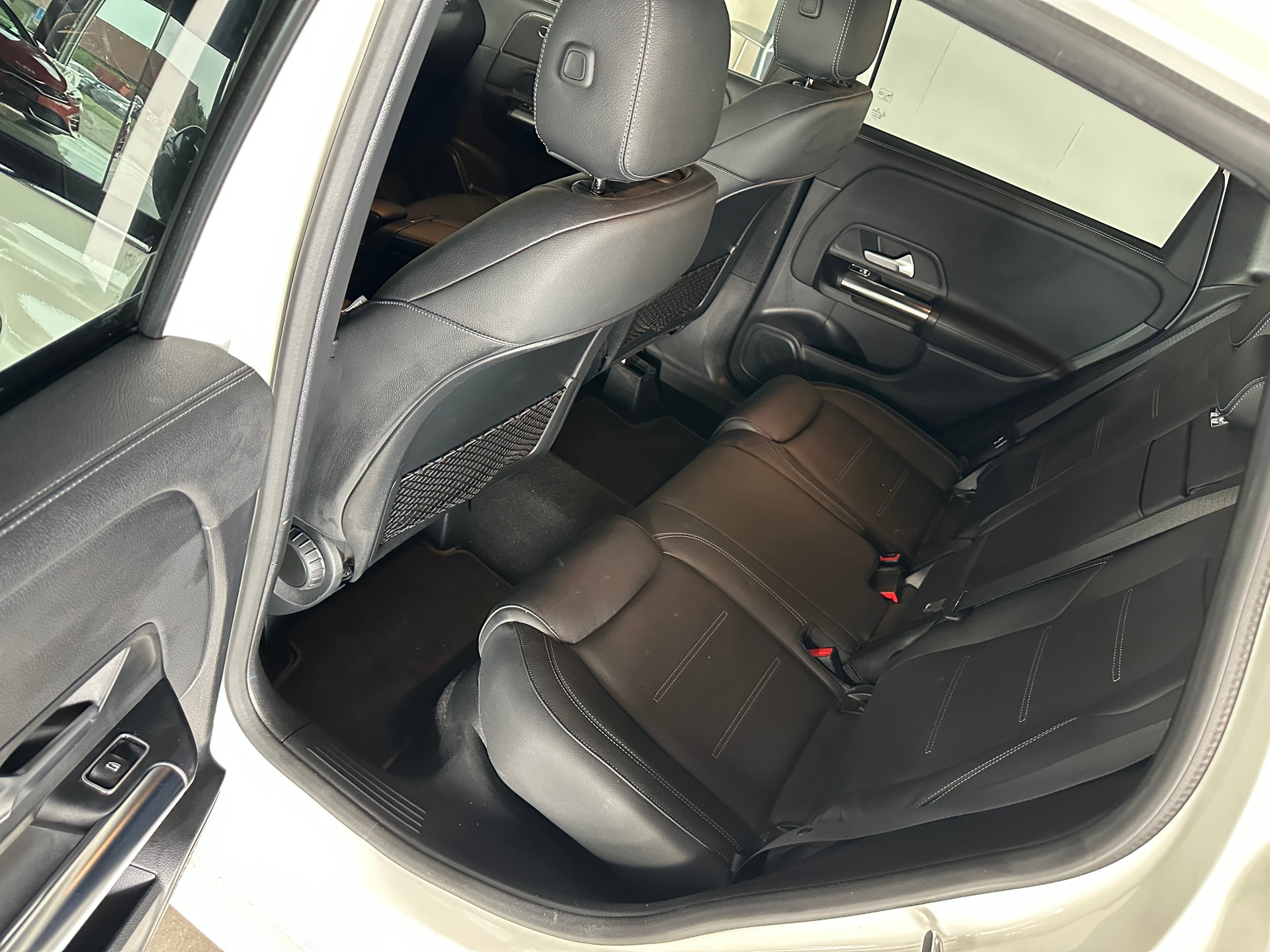 MERCEDES-BENZ B 250 4Matic AMG Line-image-7