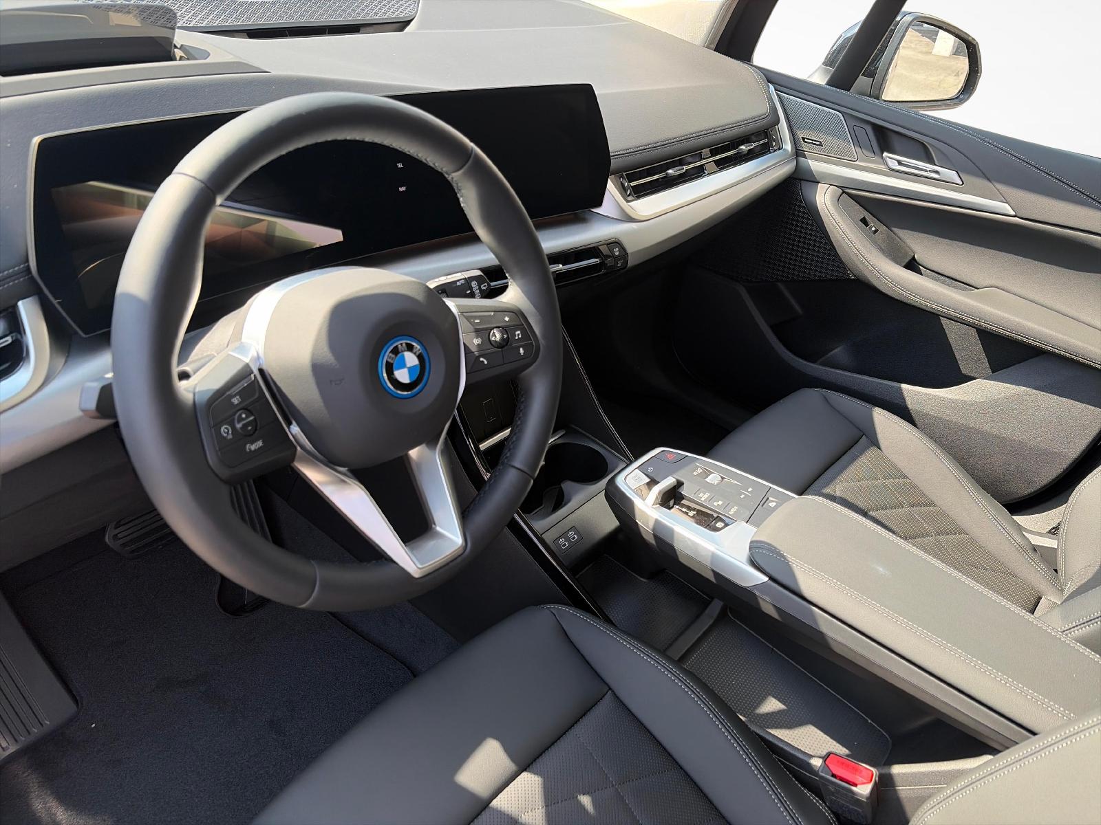 BMW 230e xDrive Active Tourer-image-5