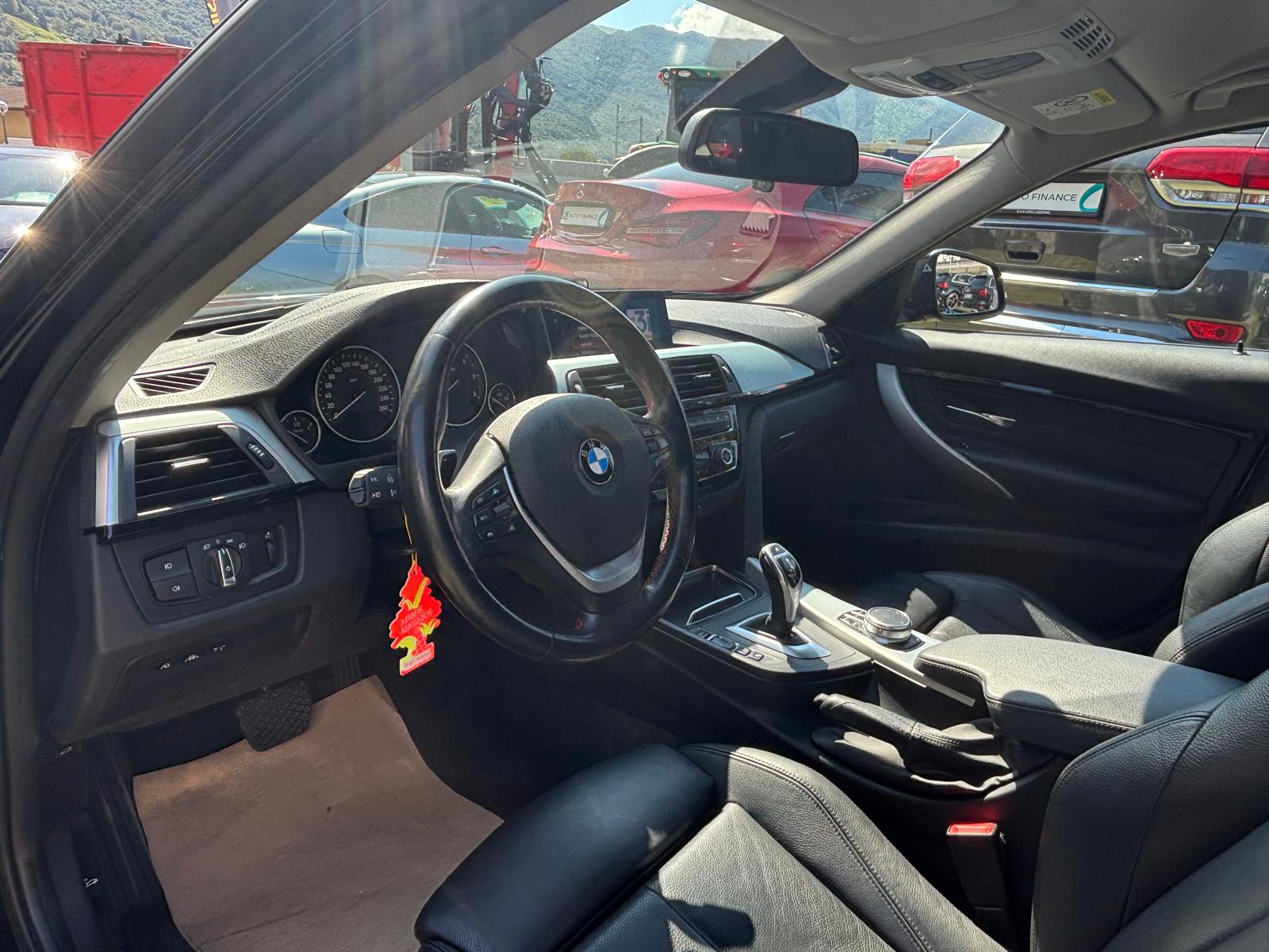 BMW 320d xDrive Touring Edition Sport Line Steptronic-image-6