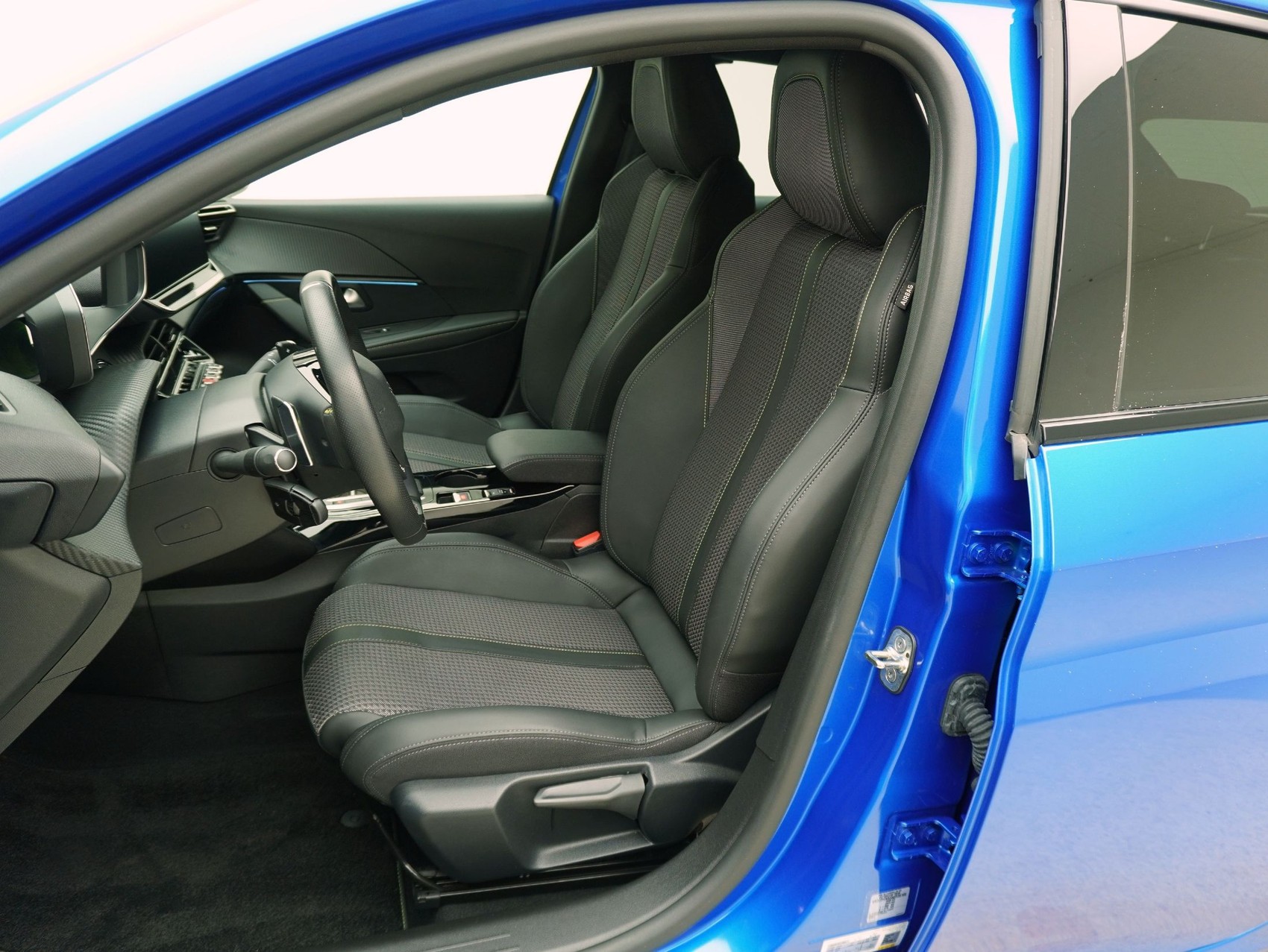 PEUGEOT 208 1.2 PureTech GT-image-8