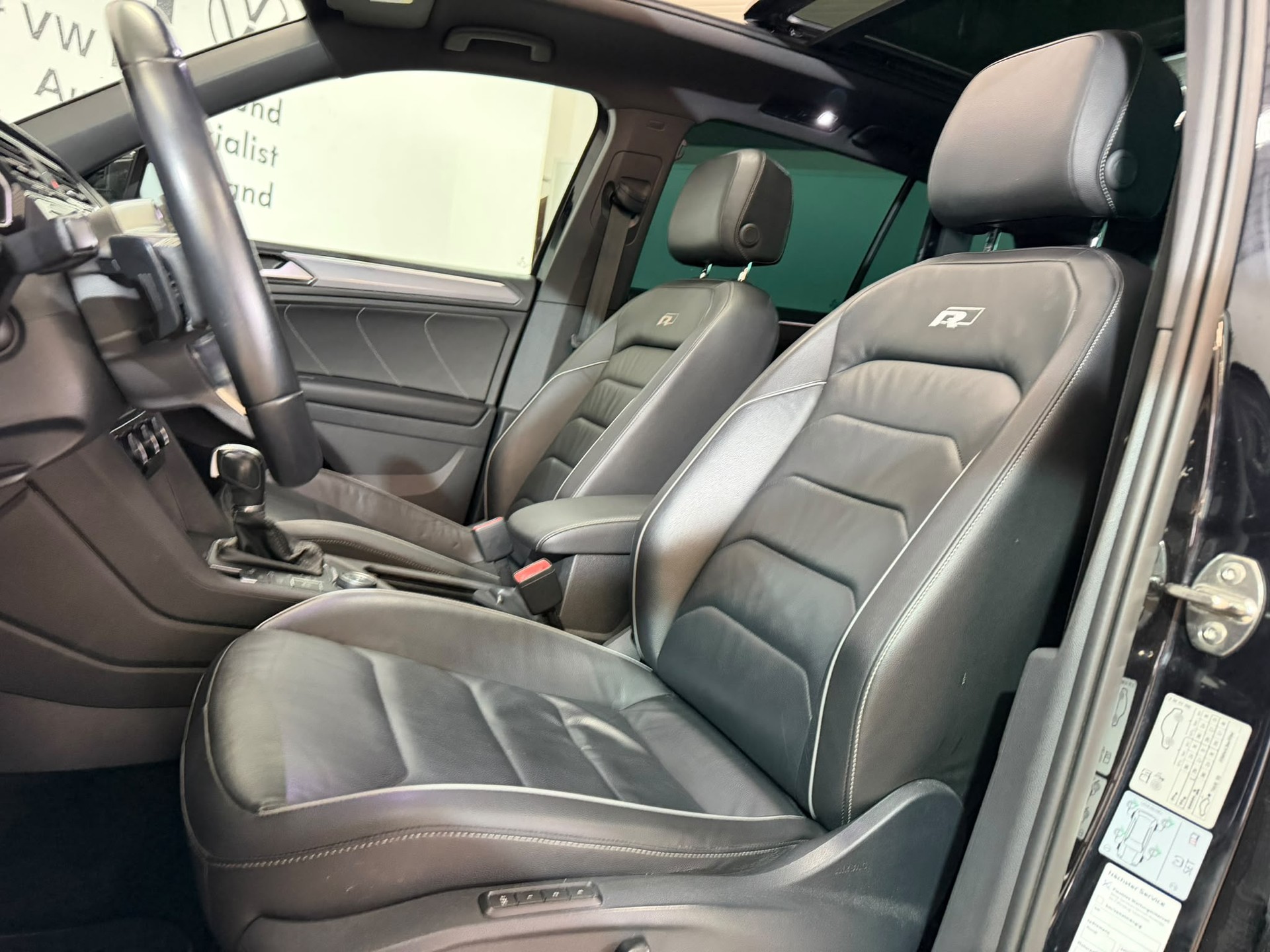 VW Tiguan 2.0 TDI SCR R-Line Highline 4Motion DSG-image-6