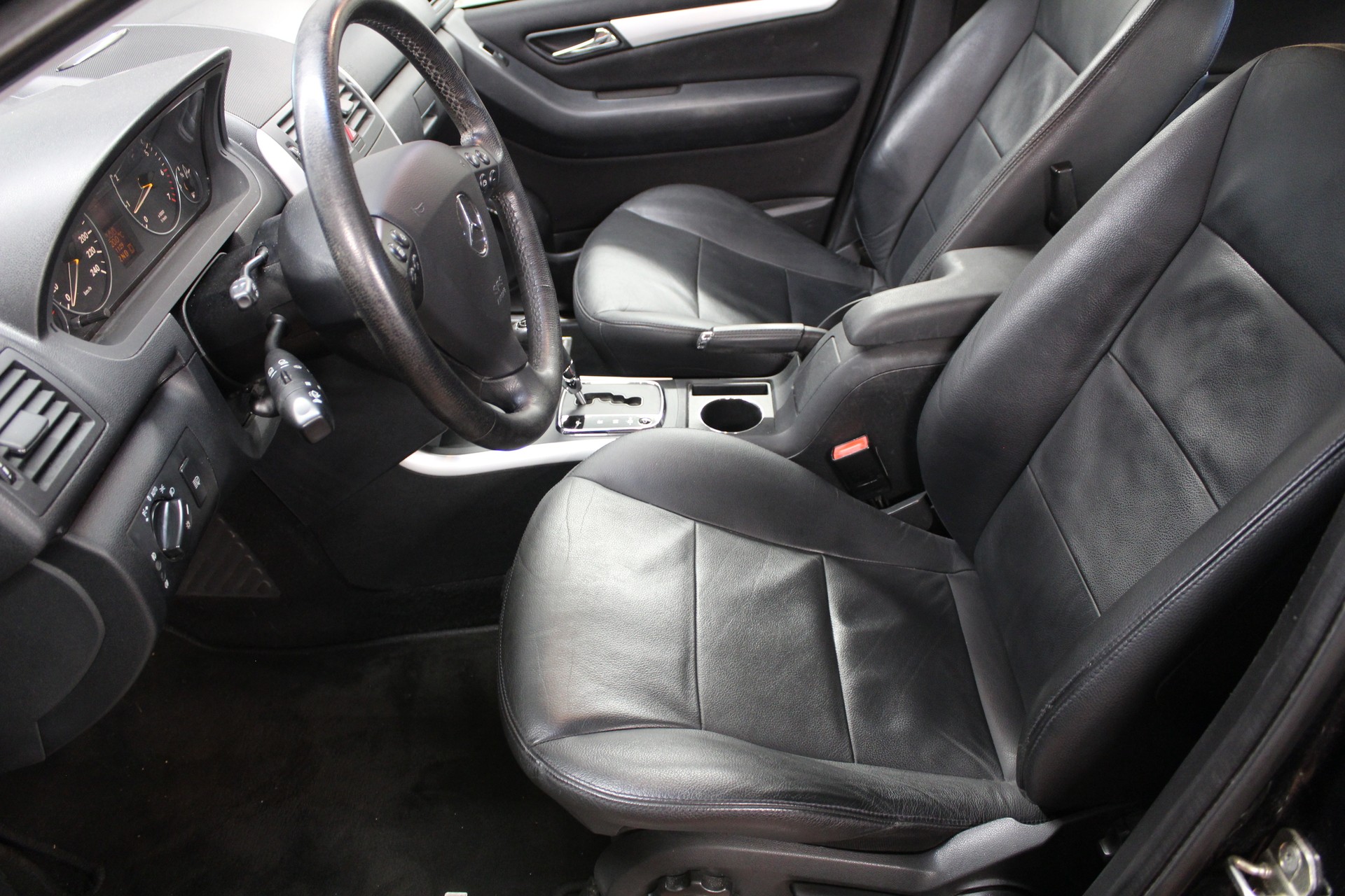MERCEDES-BENZ A 200 Avantgarde-image-9