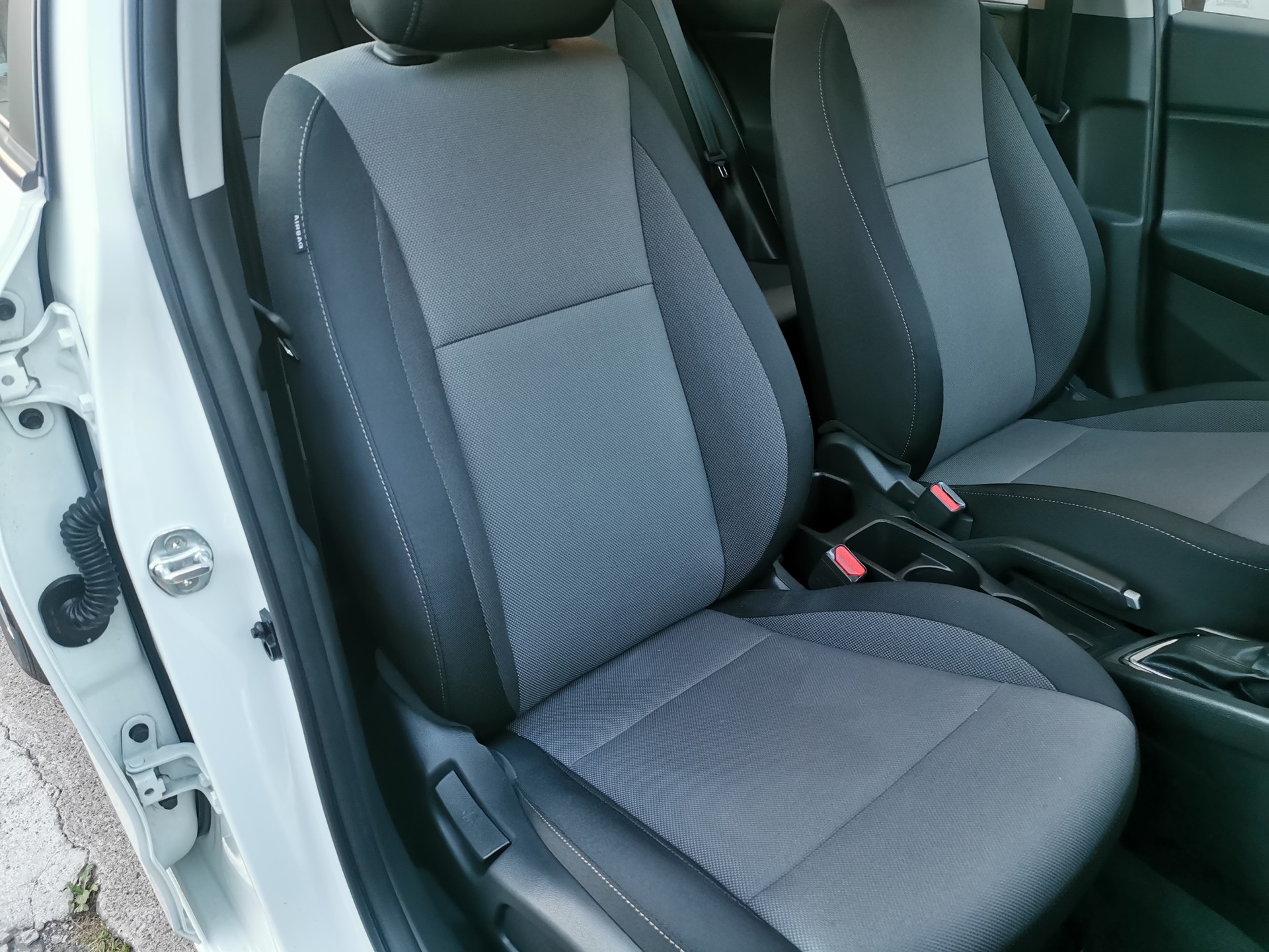 HYUNDAI i20 1.4 Amplia Automatic-image-9