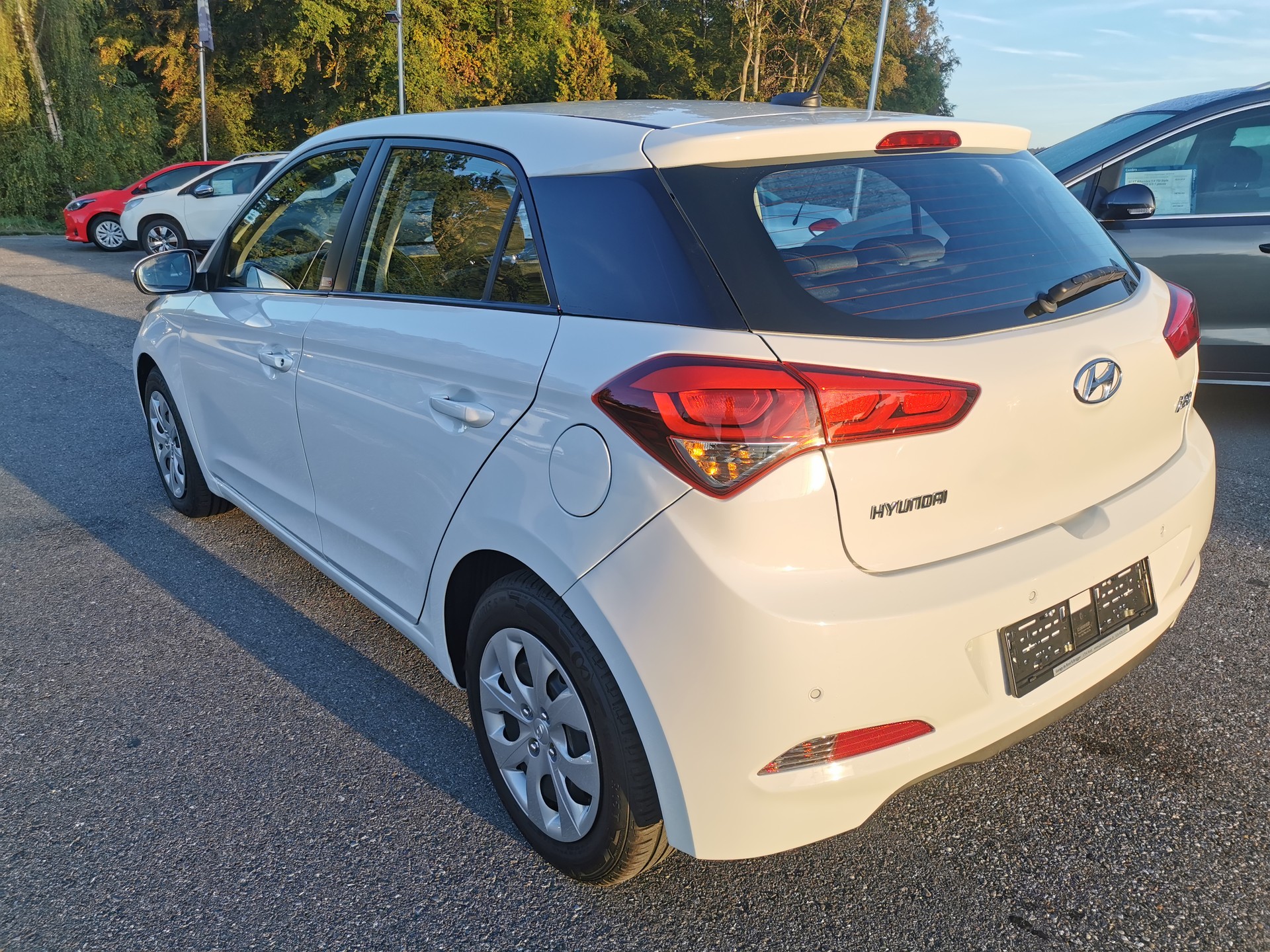 HYUNDAI i20 1.4 Amplia Automatic-image-5