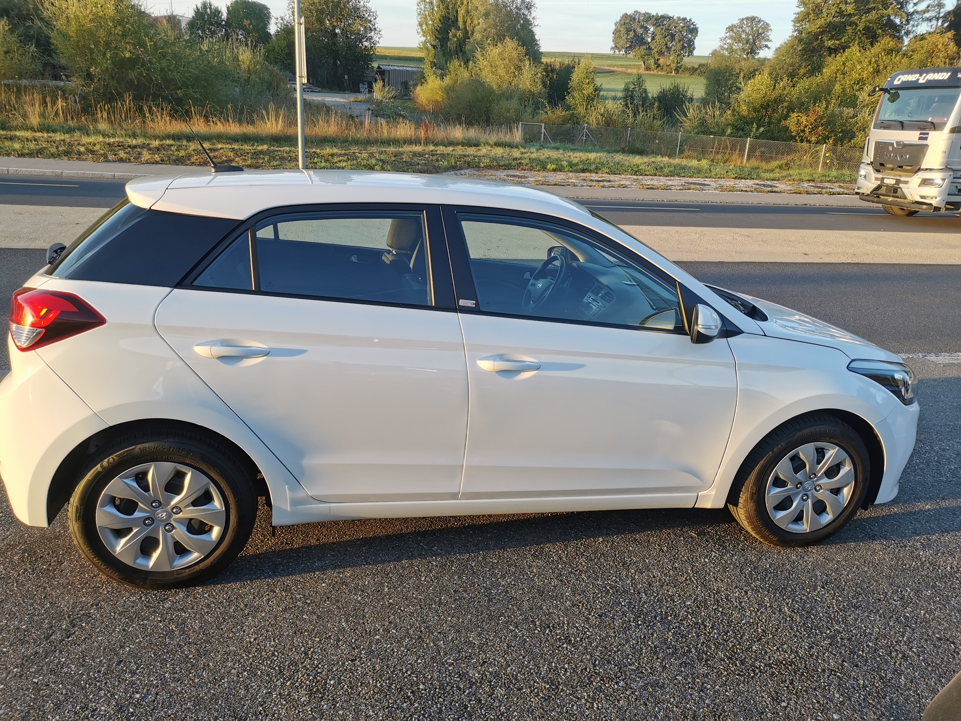 HYUNDAI i20 1.4 Amplia Automatic-image-3