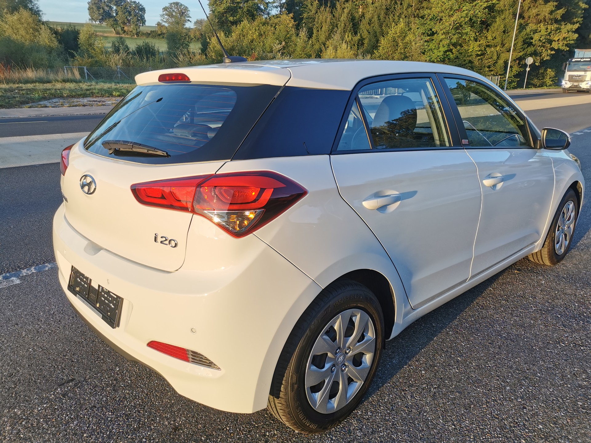 HYUNDAI i20 1.4 Amplia Automatic-image-4